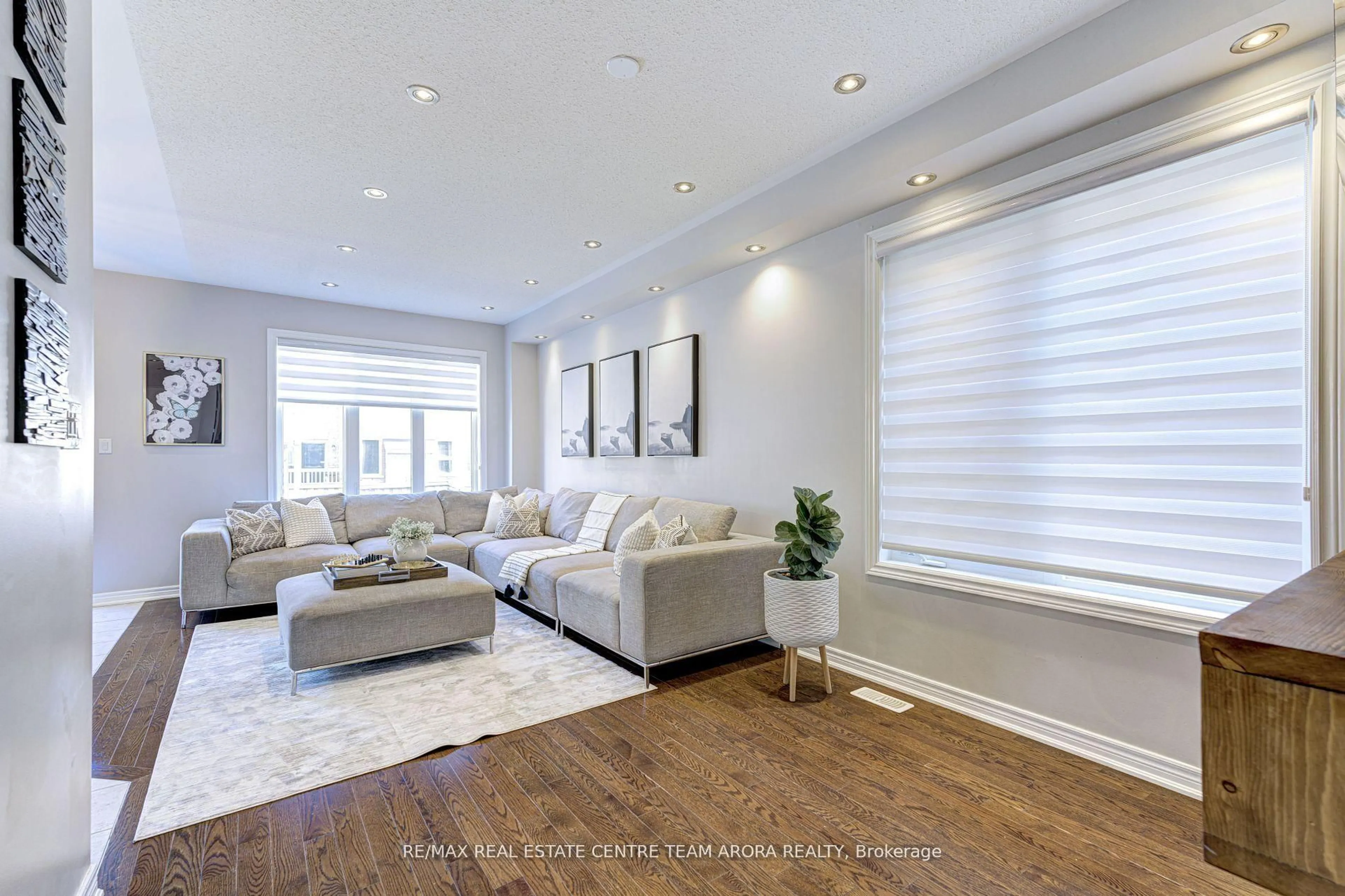 Living room with furniture, unknown for 37 Coastline Dr, Brampton Ontario L6Y 0T6
