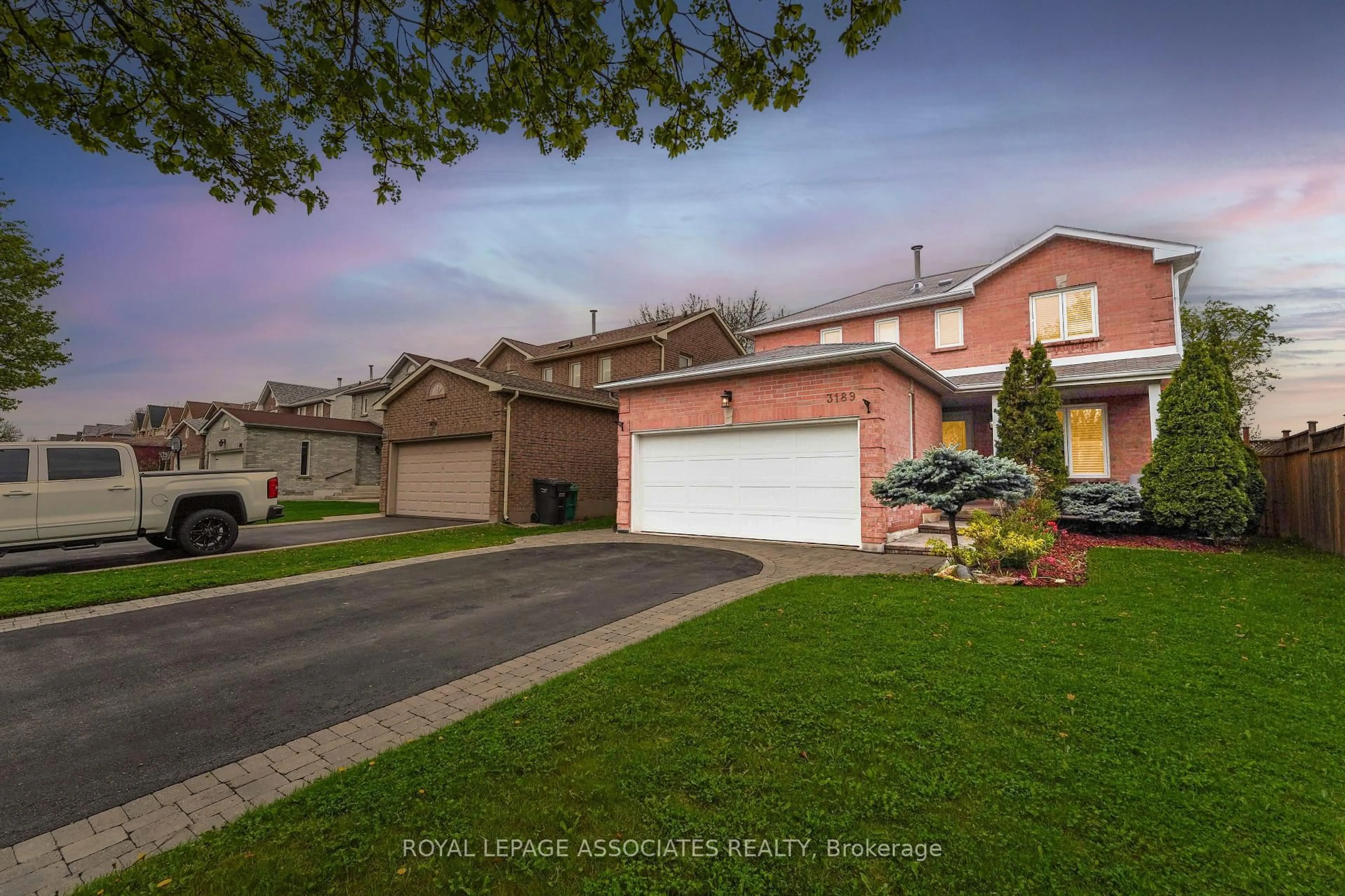 A pic from outside/outdoor area/front of a property/back of a property/a pic from drone, street for 3189 Pebblewood Rd, Mississauga Ontario L5N 6P5