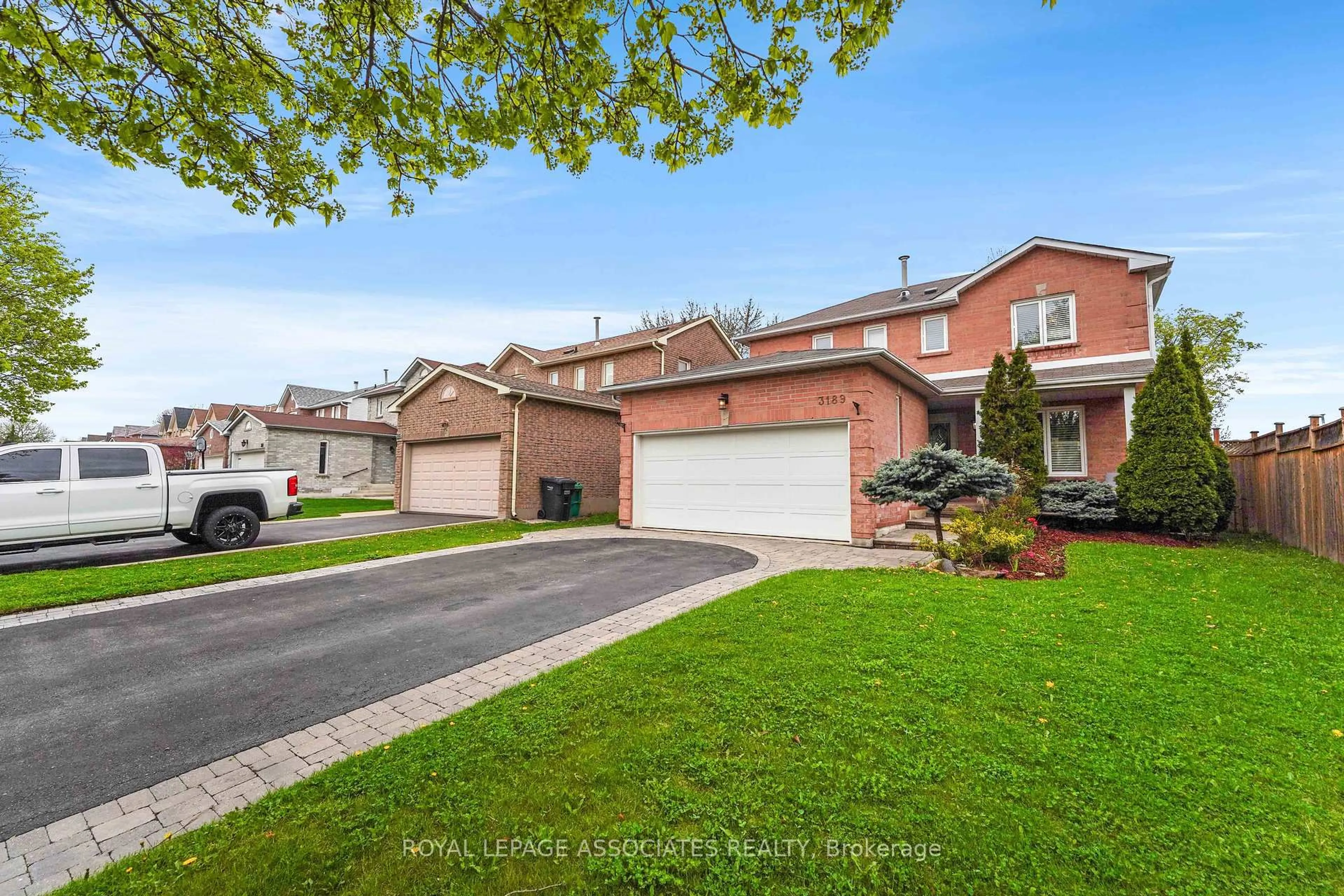 A pic from outside/outdoor area/front of a property/back of a property/a pic from drone, street for 3189 Pebblewood Rd, Mississauga Ontario L5N 6P5