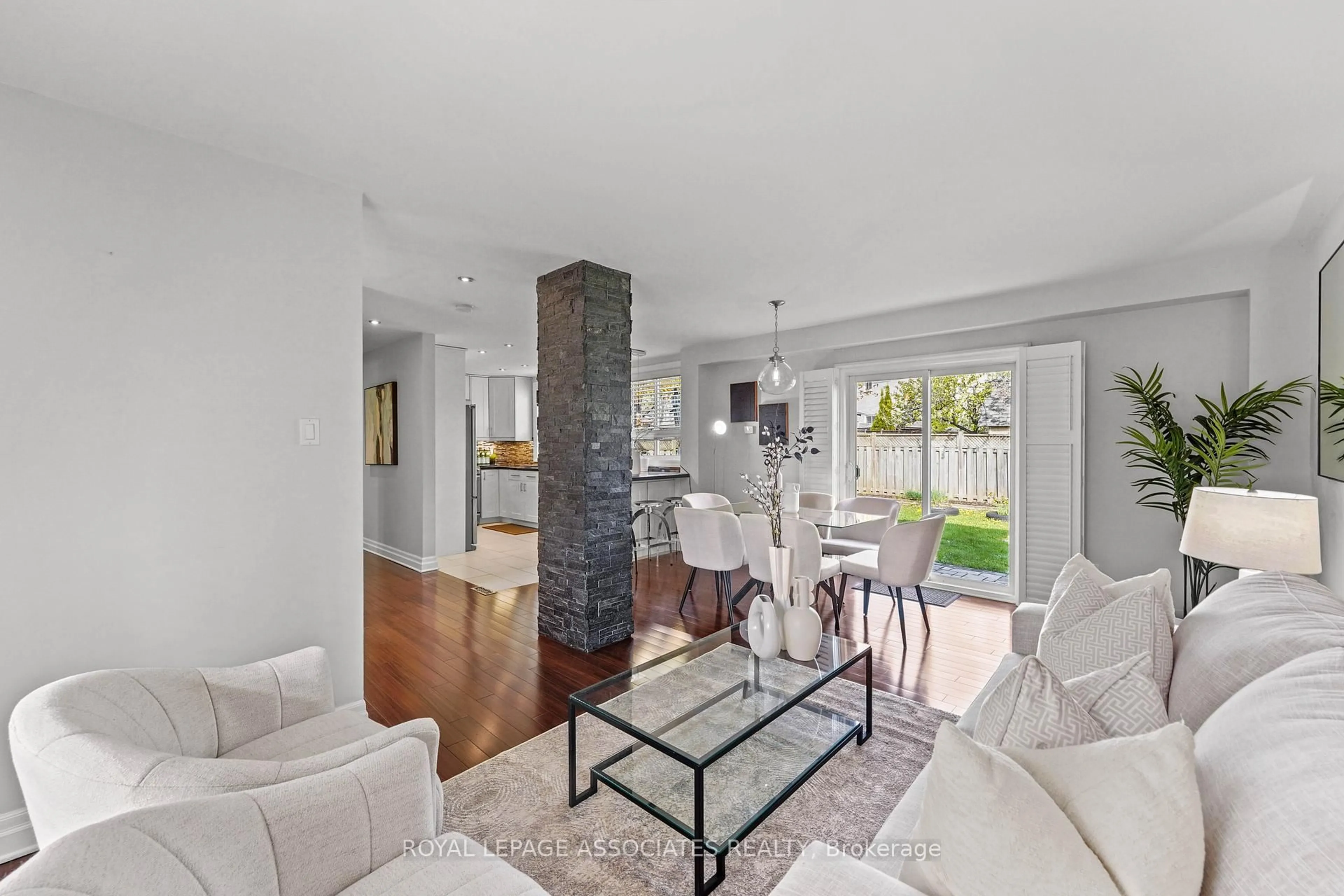 Living room with furniture, unknown for 3189 Pebblewood Rd, Mississauga Ontario L5N 6P5