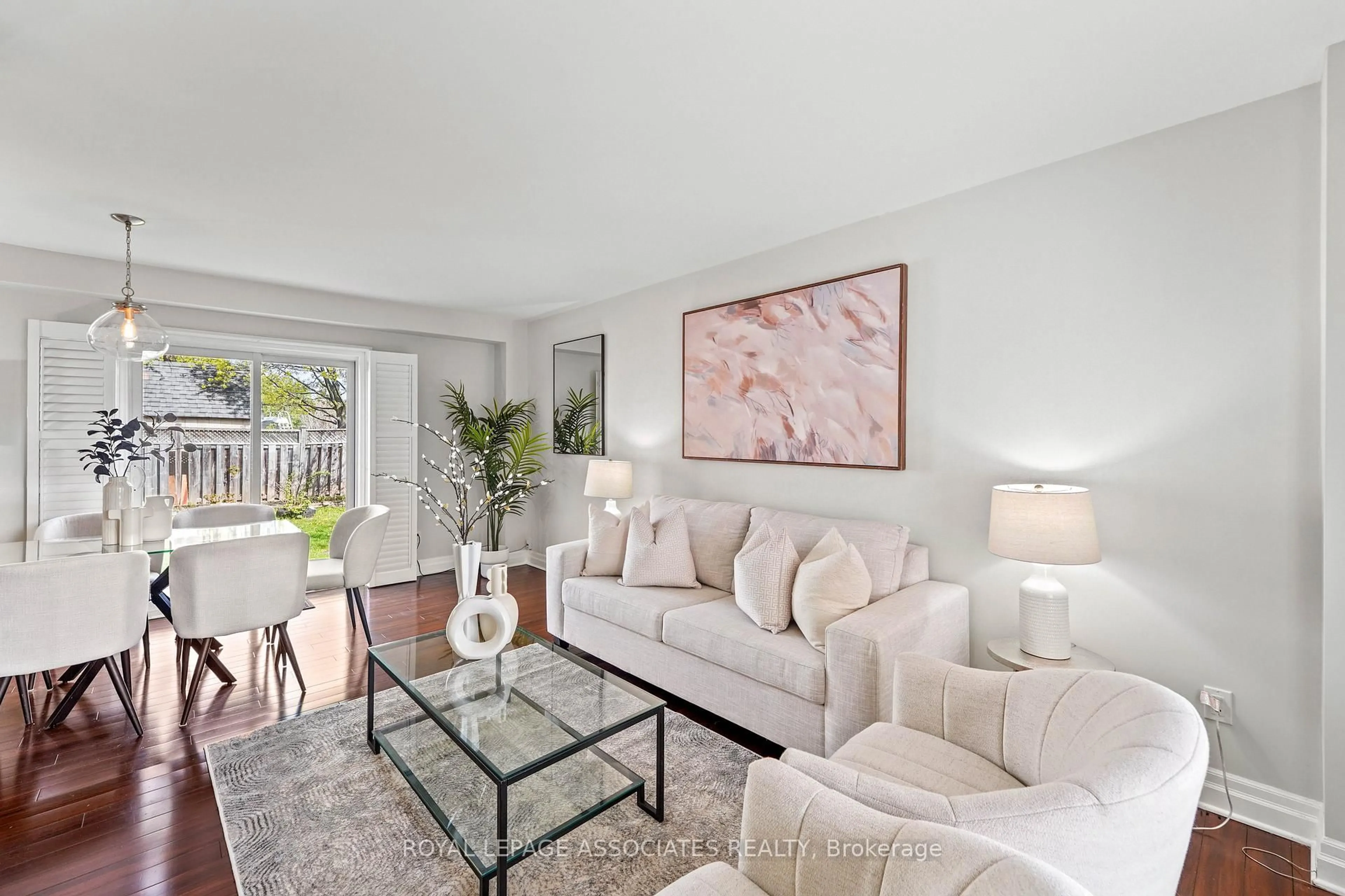 Living room with furniture, unknown for 3189 Pebblewood Rd, Mississauga Ontario L5N 6P5