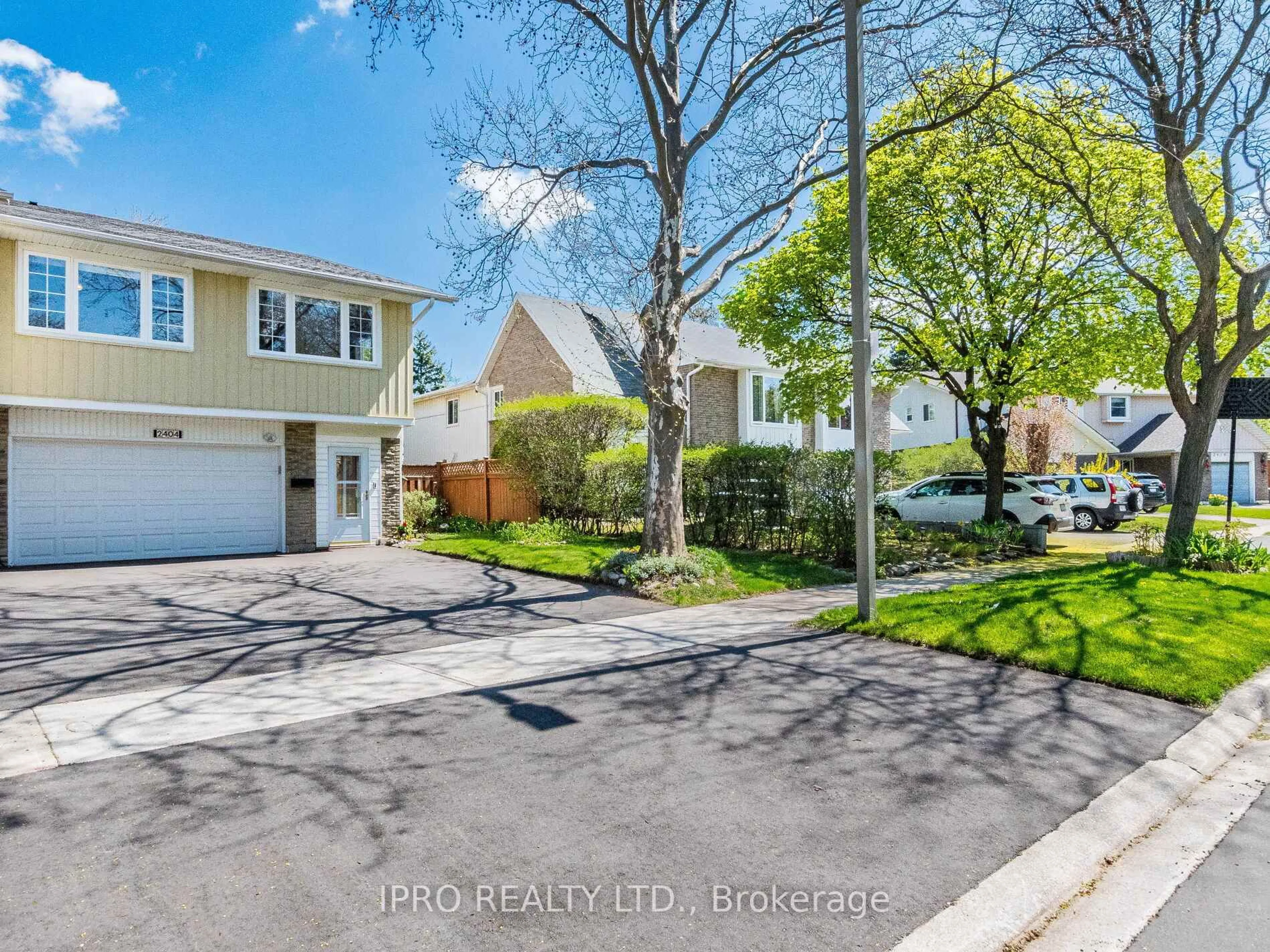 A pic from outside/outdoor area/front of a property/back of a property/a pic from drone, street for 2404 Mainroyal St, Mississauga Ontario L5L 1C9