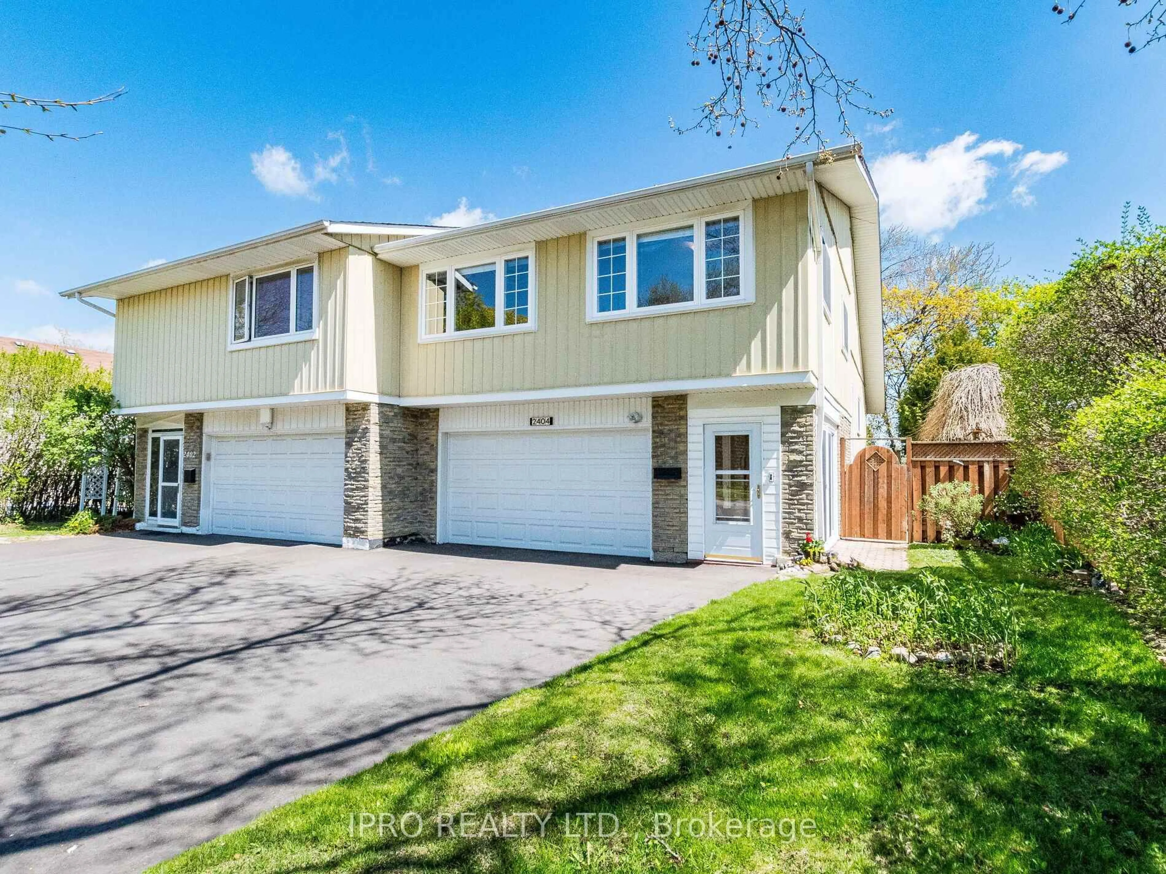 A pic from outside/outdoor area/front of a property/back of a property/a pic from drone, street for 2404 Mainroyal St, Mississauga Ontario L5L 1C9