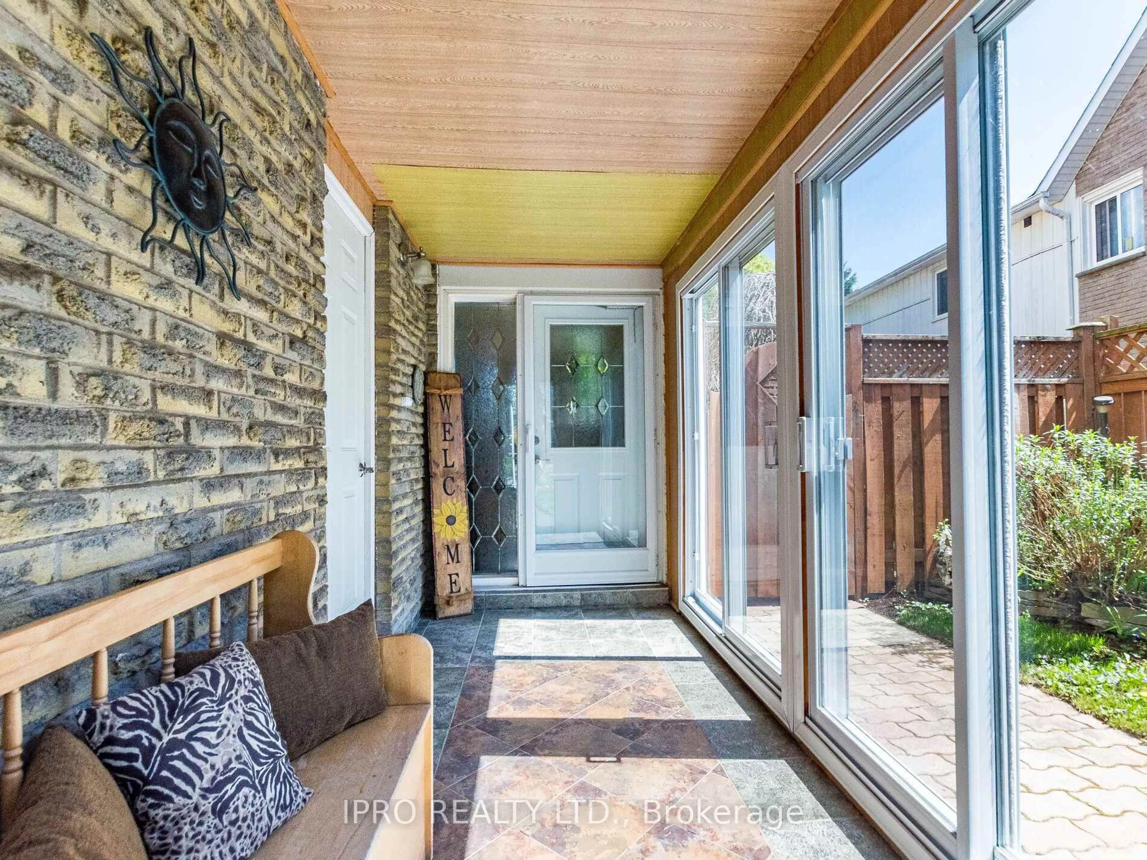 Indoor entryway for 2404 Mainroyal St, Mississauga Ontario L5L 1C9