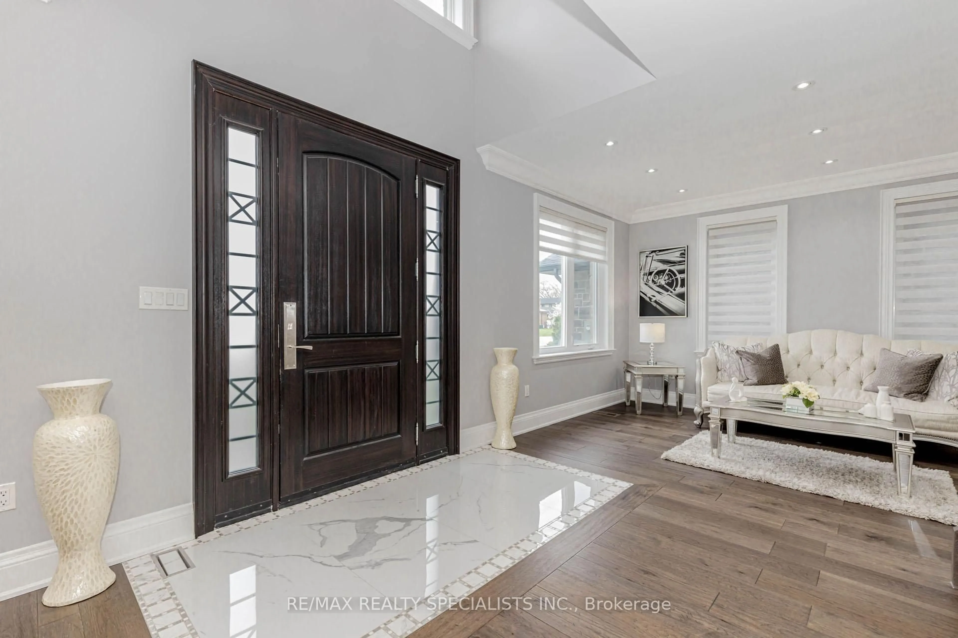 Indoor entryway for 1469 Bridge Rd, Oakville Ontario L6L 2E2