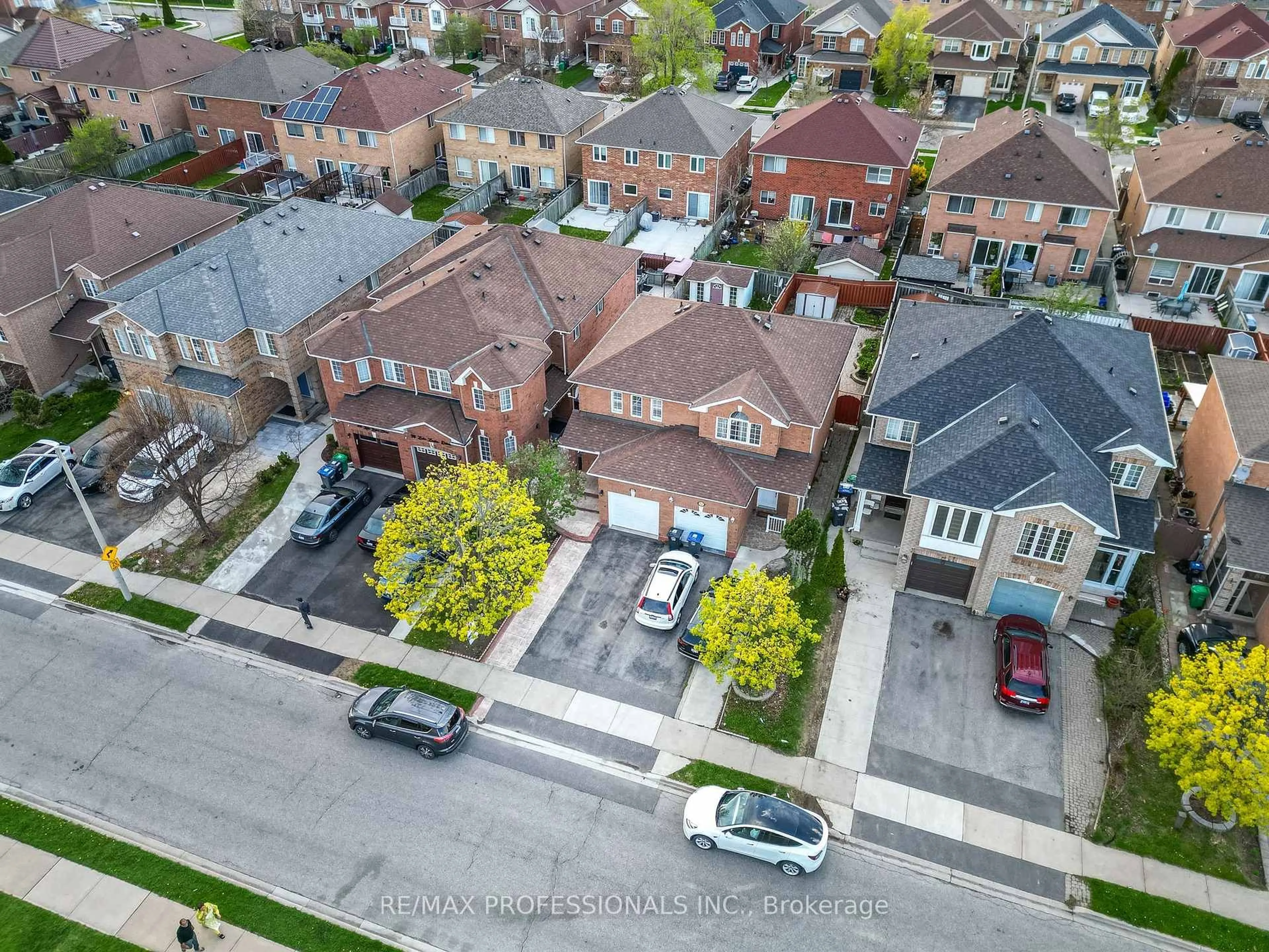 A pic from outside/outdoor area/front of a property/back of a property/a pic from drone, street for 96 Lake Louise Dr, Brampton Ontario L6X 4Y6