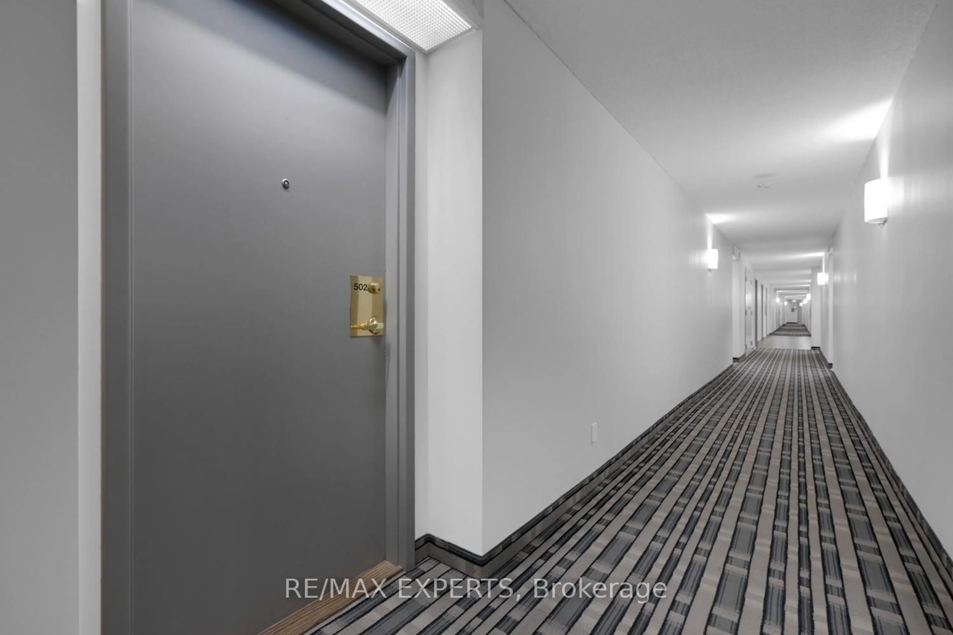 Indoor foyer for 145 Hillcrest Ave #502, Mississauga Ontario L5B 3Z1
