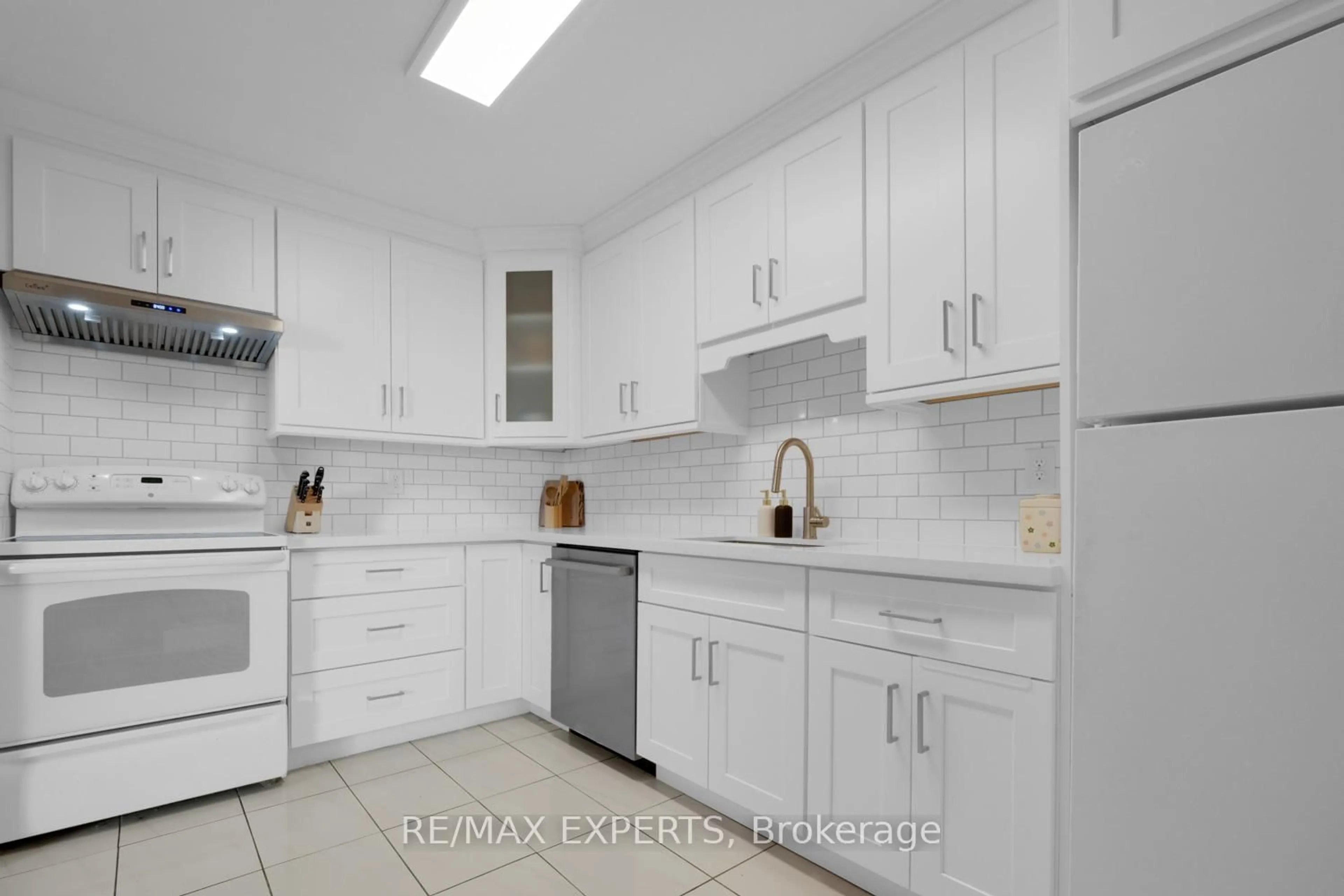 Standard kitchen, ceramic/tile floor for 145 Hillcrest Ave #502, Mississauga Ontario L5B 3Z1