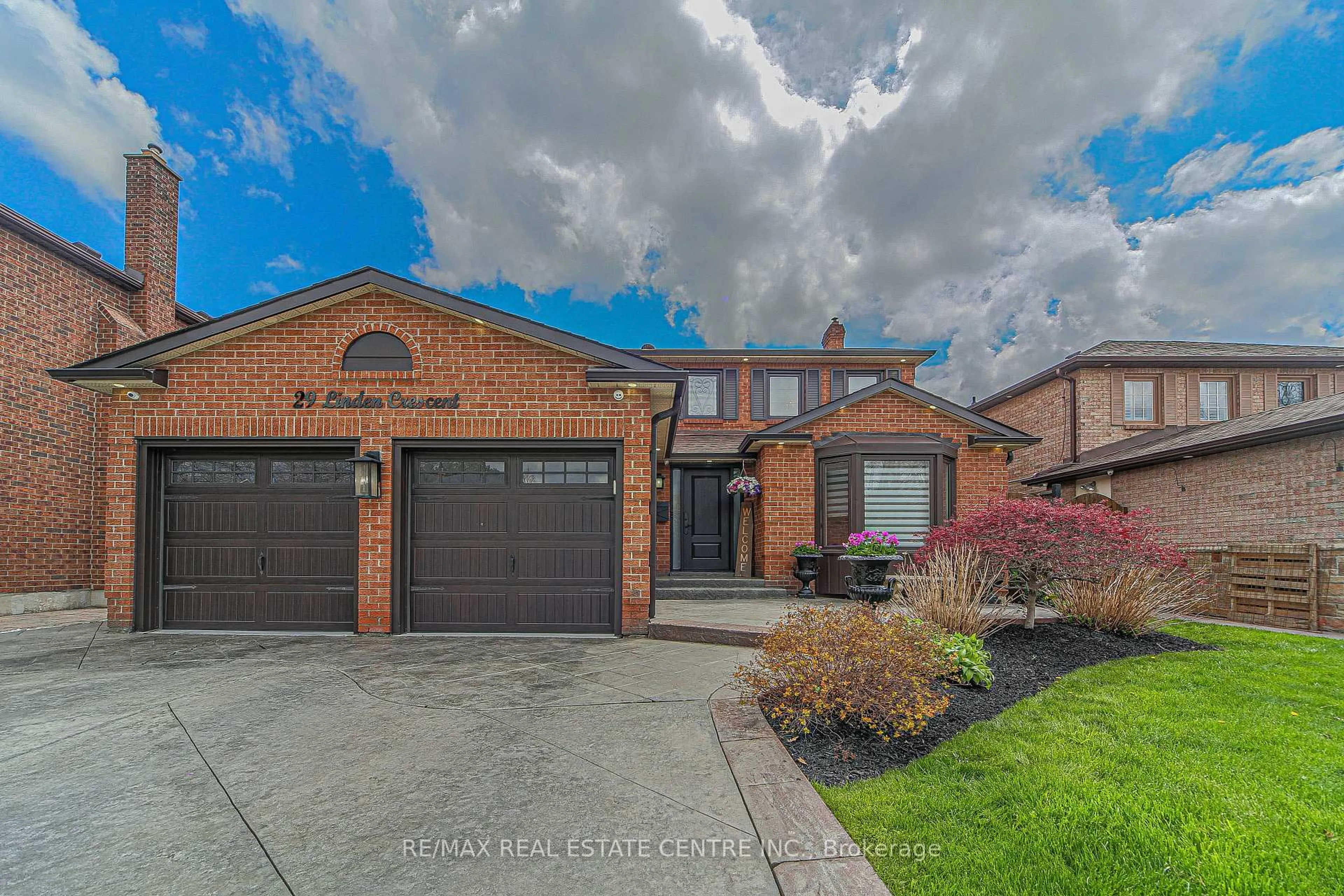 Home with brick exterior material, street for 29 Linden Cres, Brampton Ontario L6S 4A1
