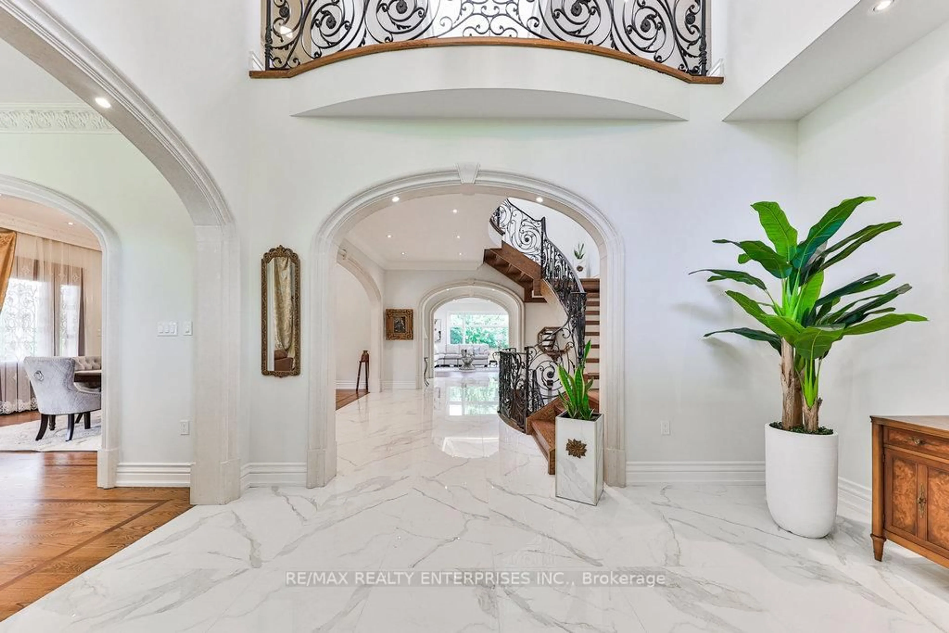 Indoor entryway for 1511 Broadmoor Ave, Mississauga Ontario L5G 3T7