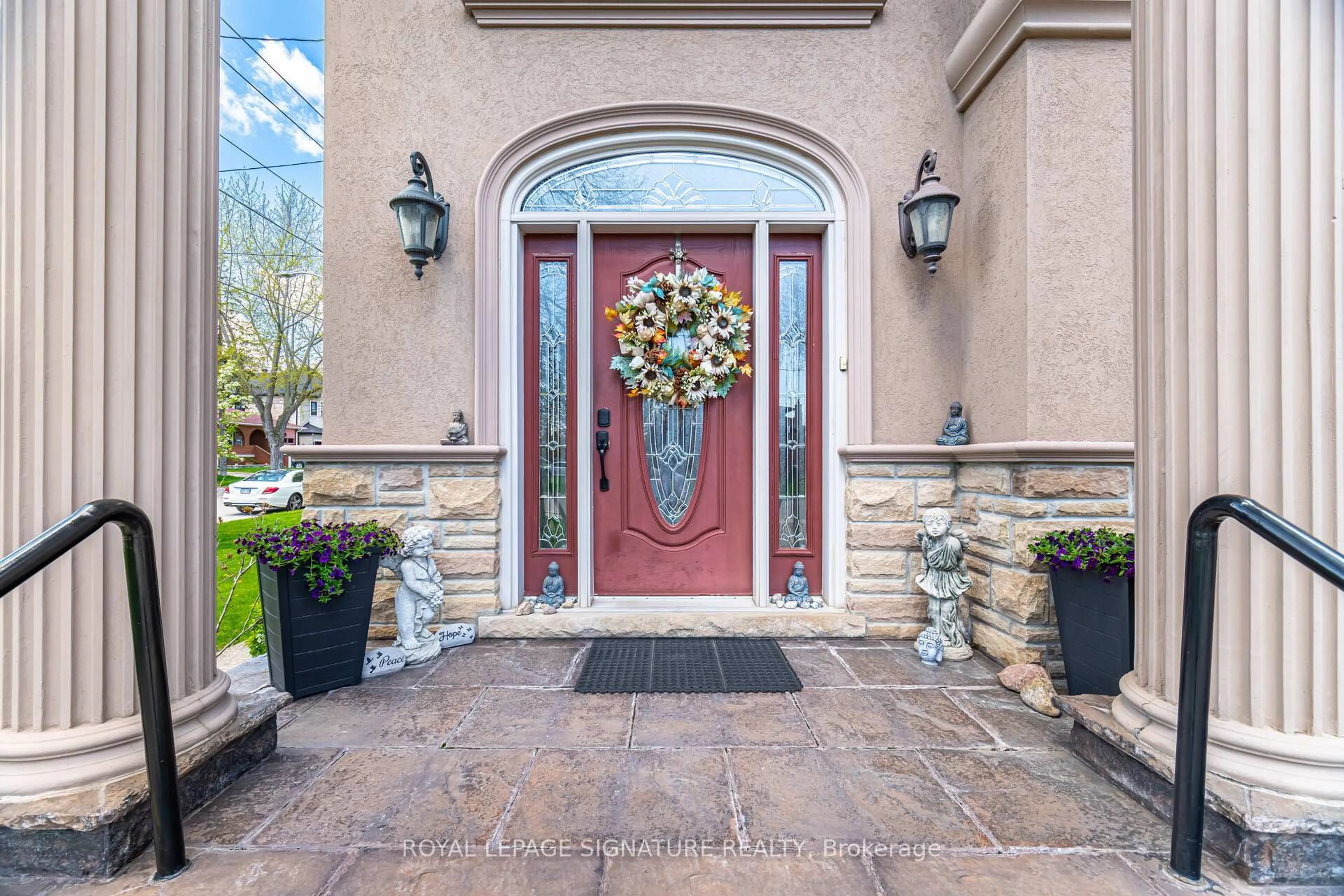 Indoor entryway for 865 Eighth St, Mississauga Ontario L5E 1R3