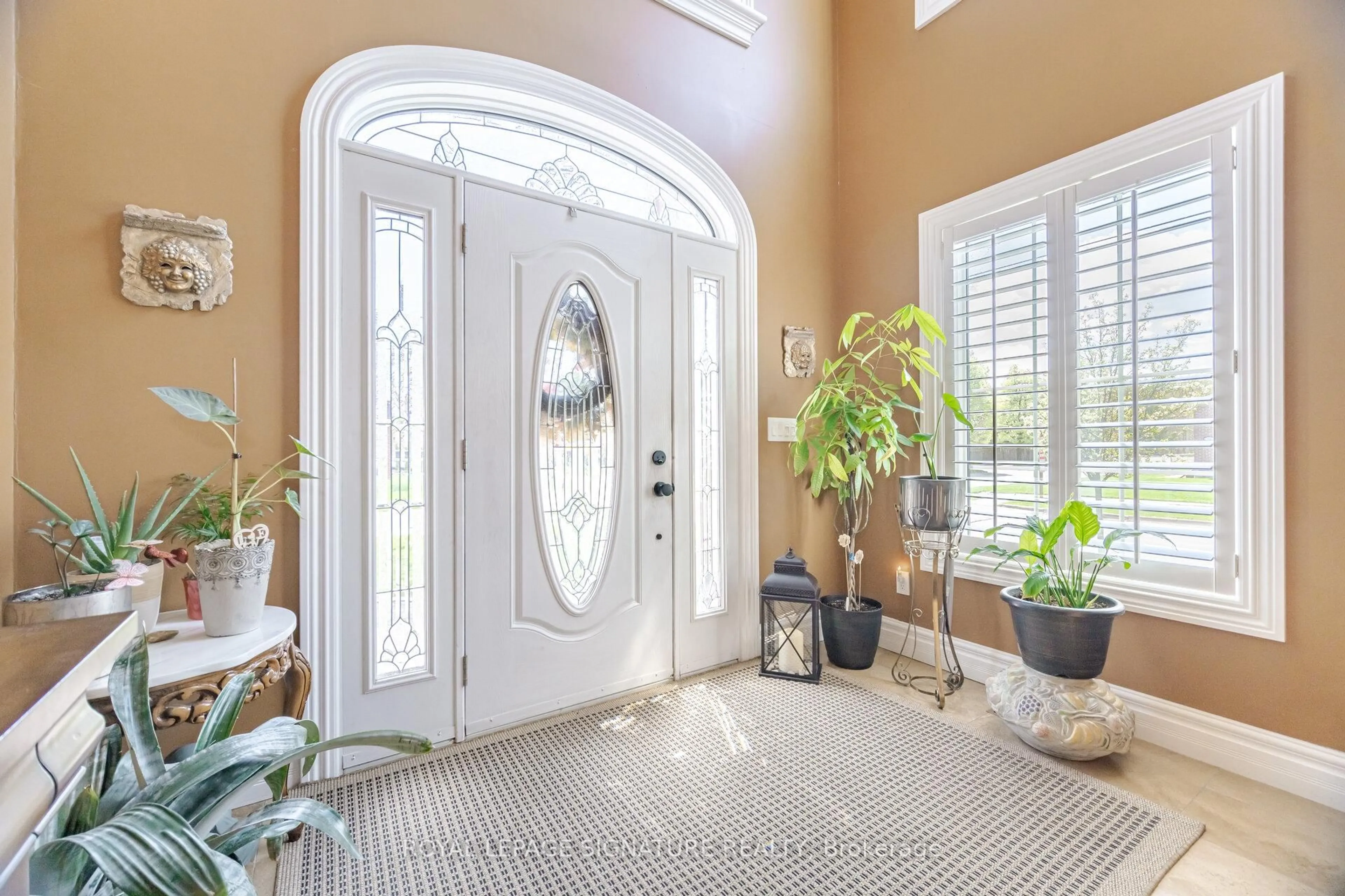 Indoor entryway for 865 Eighth St, Mississauga Ontario L5E 1R3