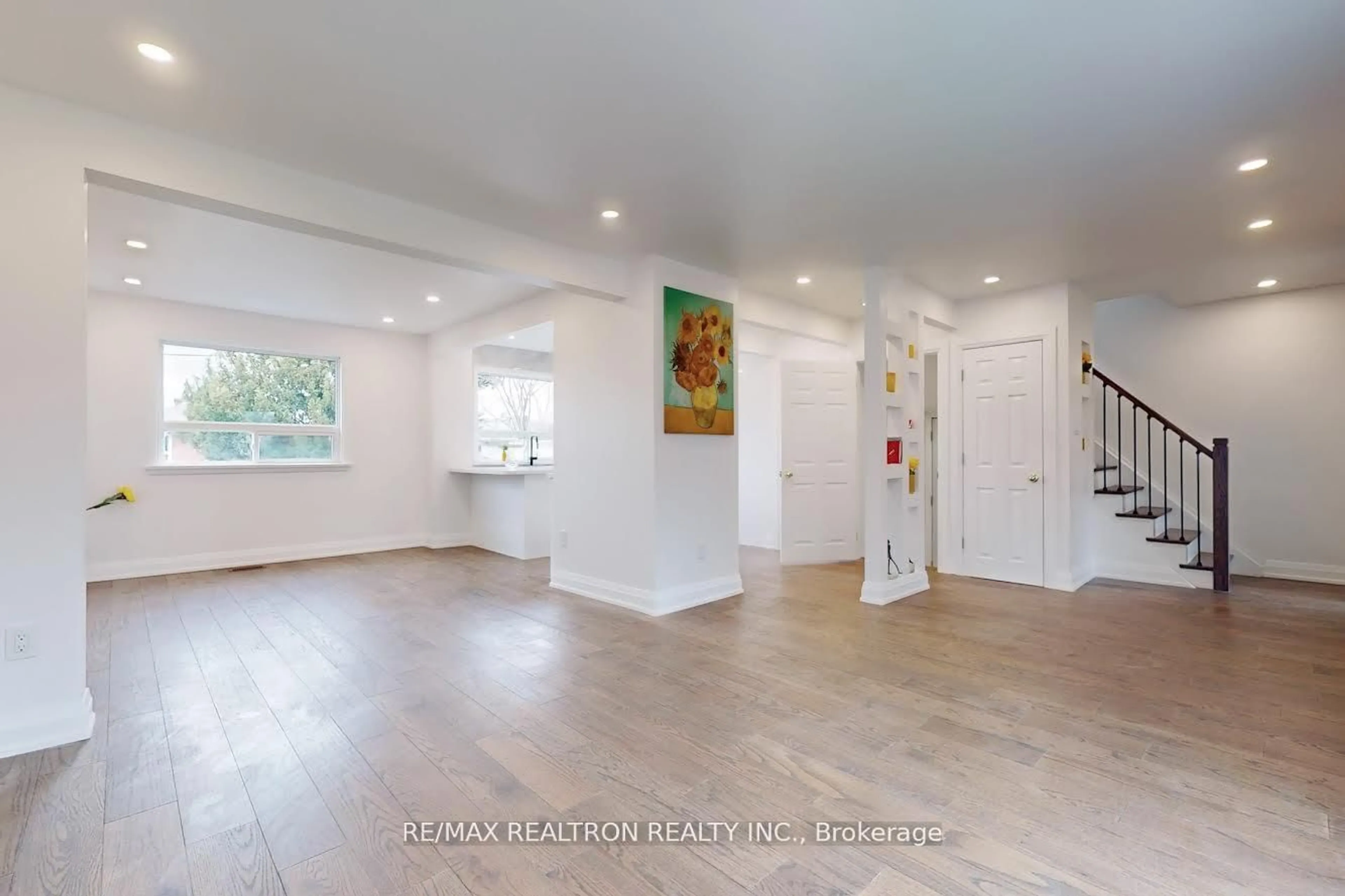 Indoor foyer for 43 Beckett Ave, Toronto Ontario M6L 2B3