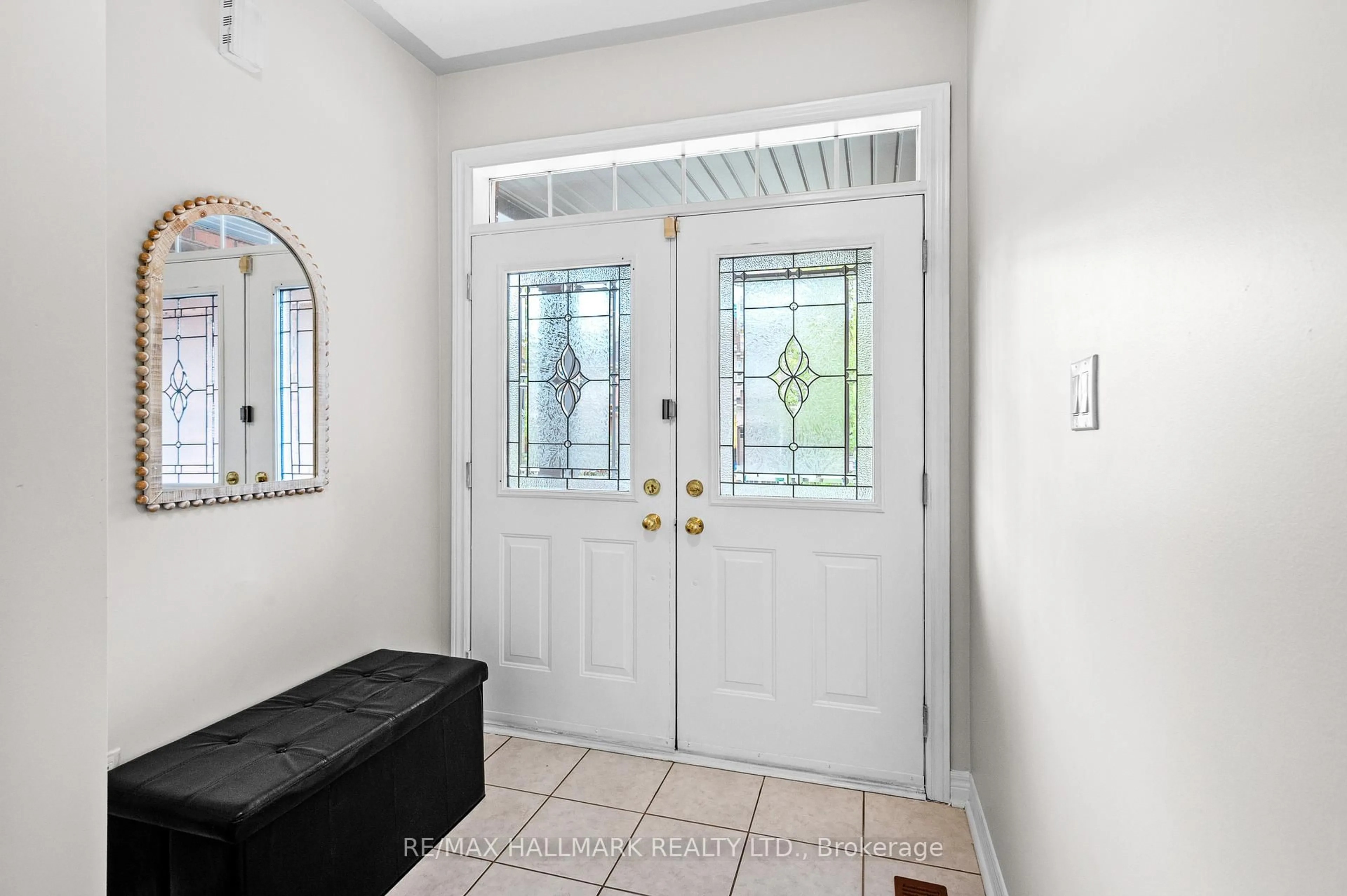 Indoor entryway for 1530 Portsmouth Pl, Mississauga Ontario L5M 7W1
