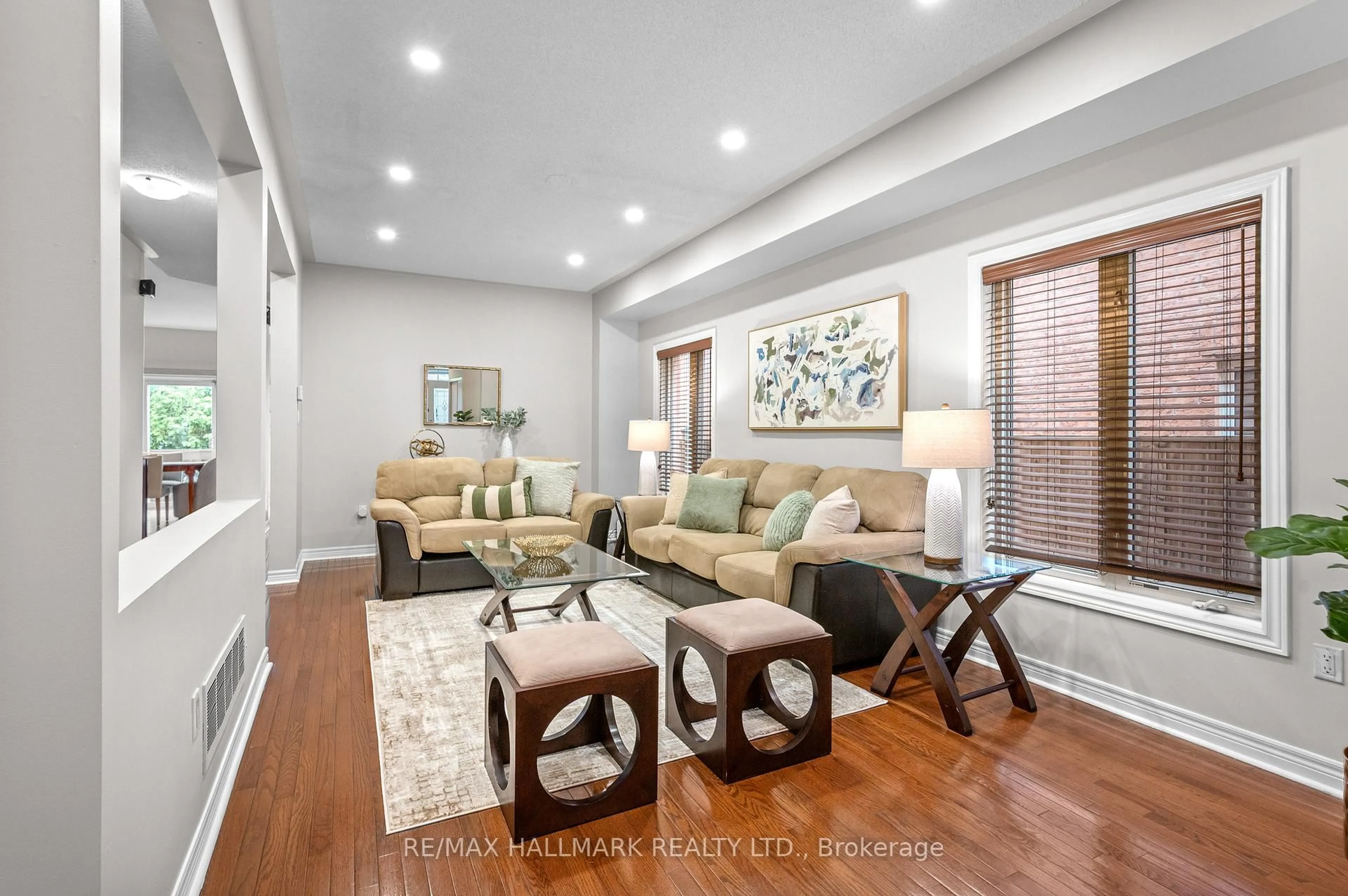 Living room with furniture, wood/laminate floor for 1530 Portsmouth Pl, Mississauga Ontario L5M 7W1