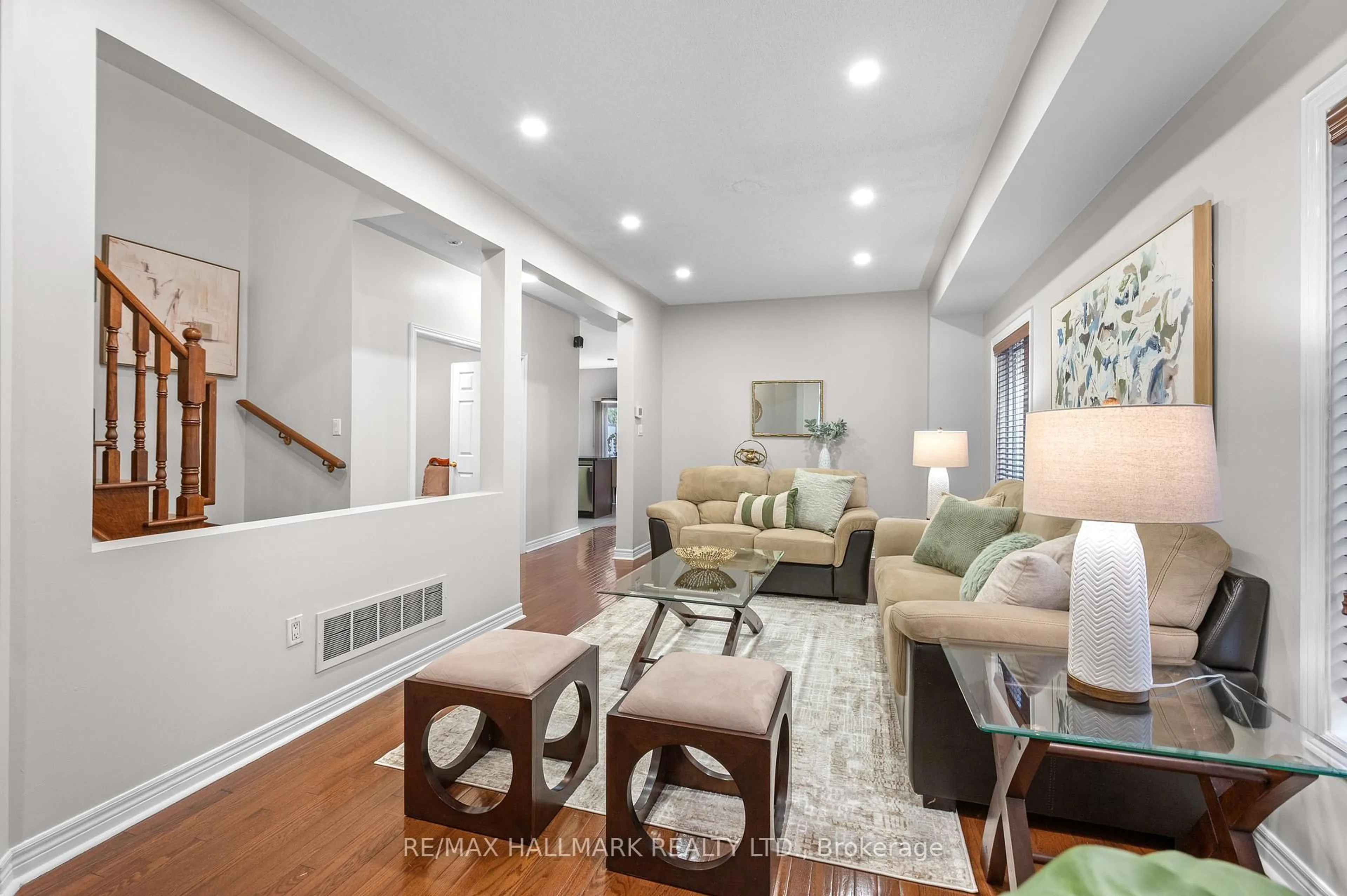 Living room with furniture, unknown for 1530 Portsmouth Pl, Mississauga Ontario L5M 7W1
