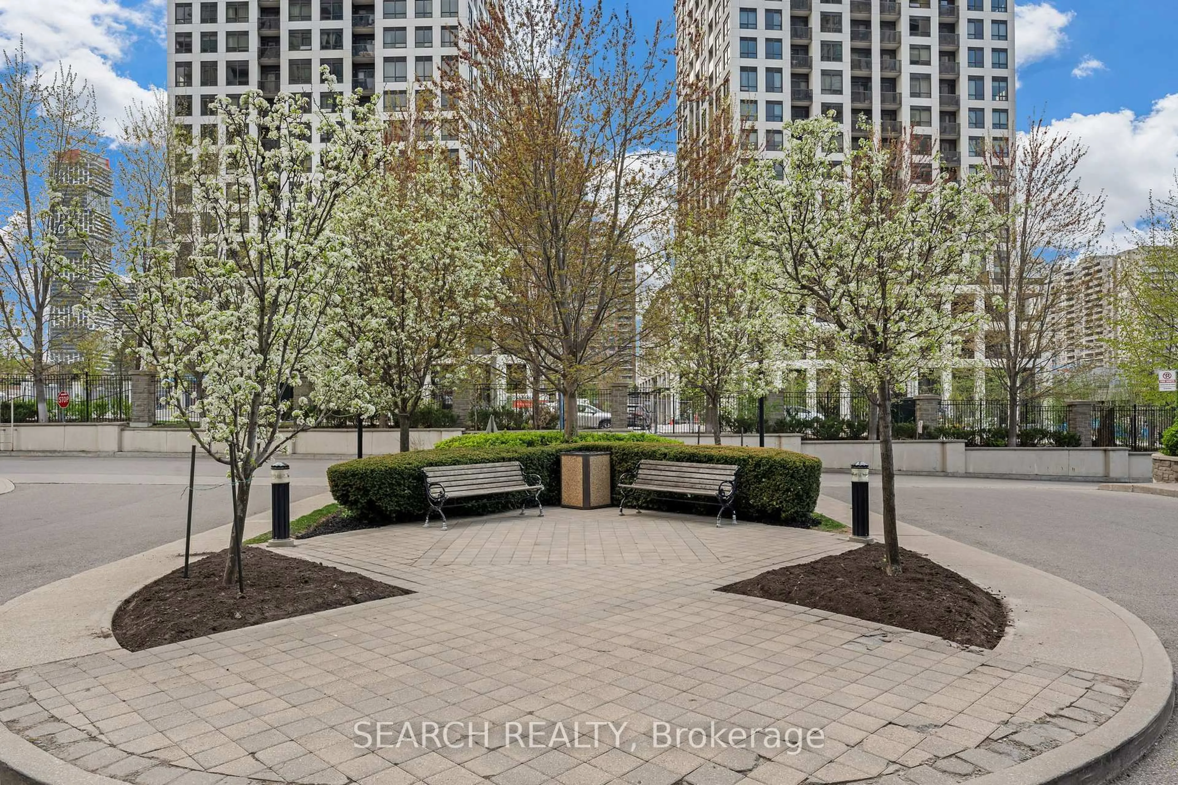 Patio, street for 3515 Kariya Dr #703, Mississauga Ontario L5B 0C1