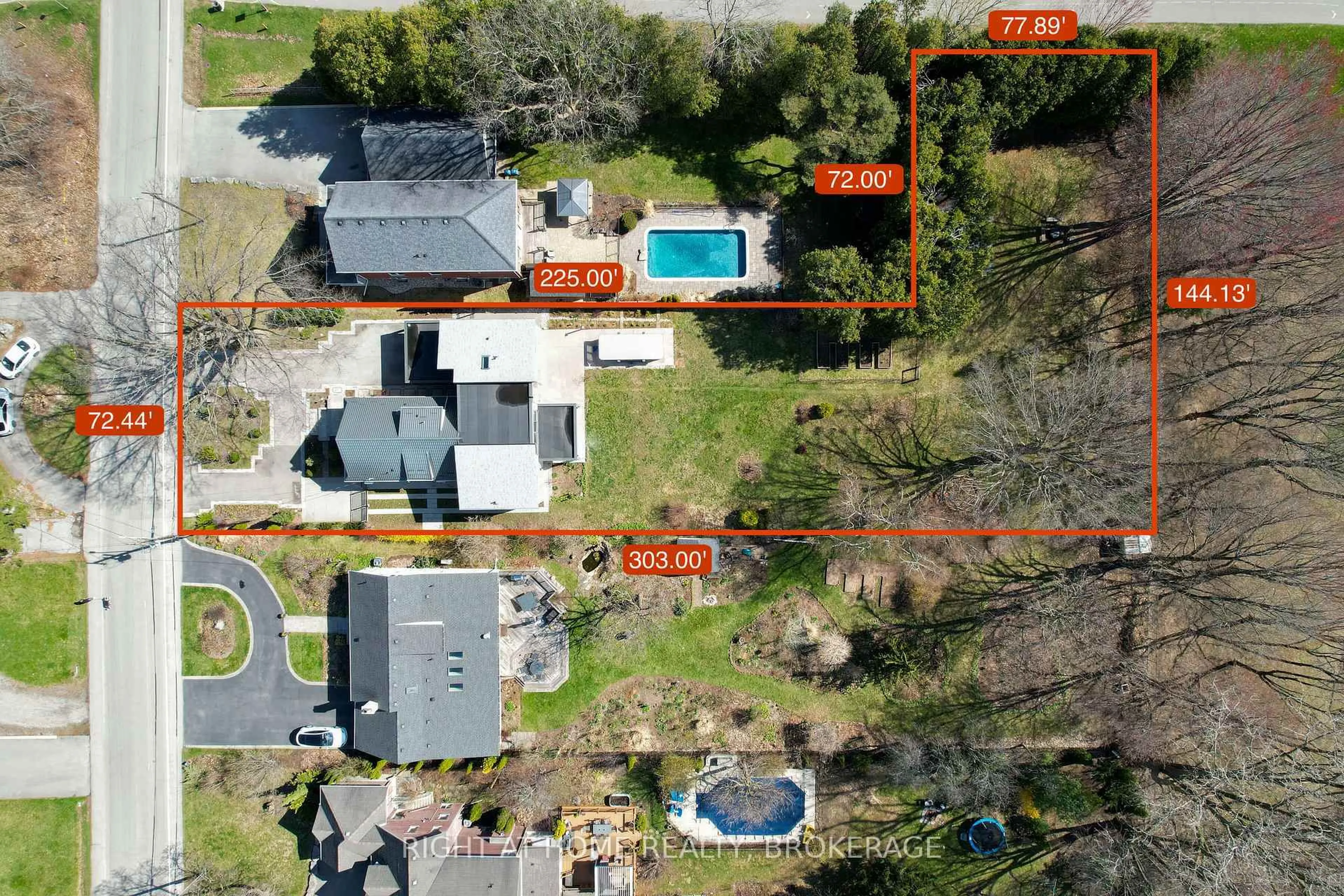 A pic from outside/outdoor area/front of a property/back of a property/a pic from drone, street for 704 Cedar Ave, Burlington Ontario L7T 2R7
