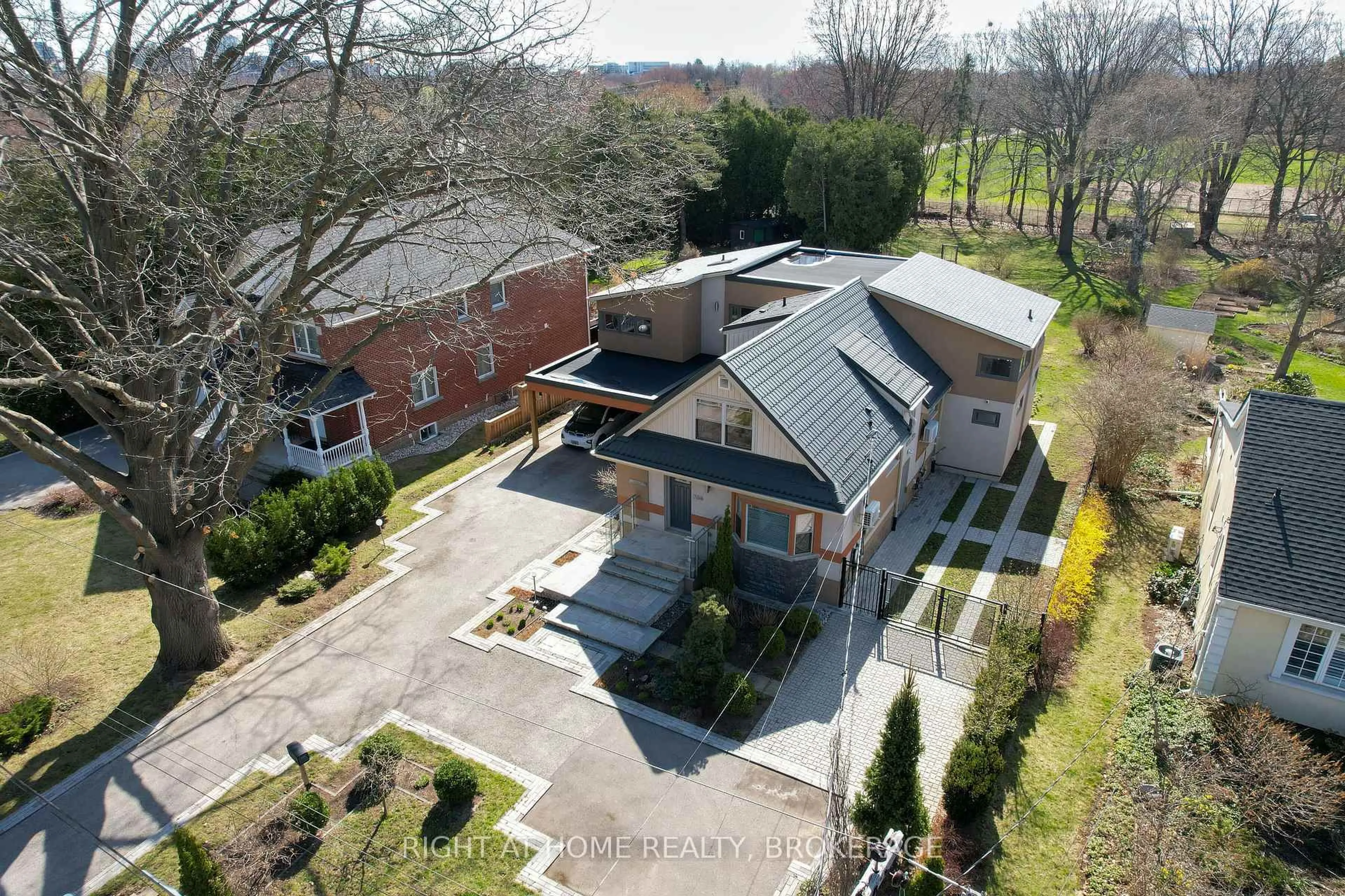 A pic from outside/outdoor area/front of a property/back of a property/a pic from drone, building for 704 Cedar Ave, Burlington Ontario L7T 2R7
