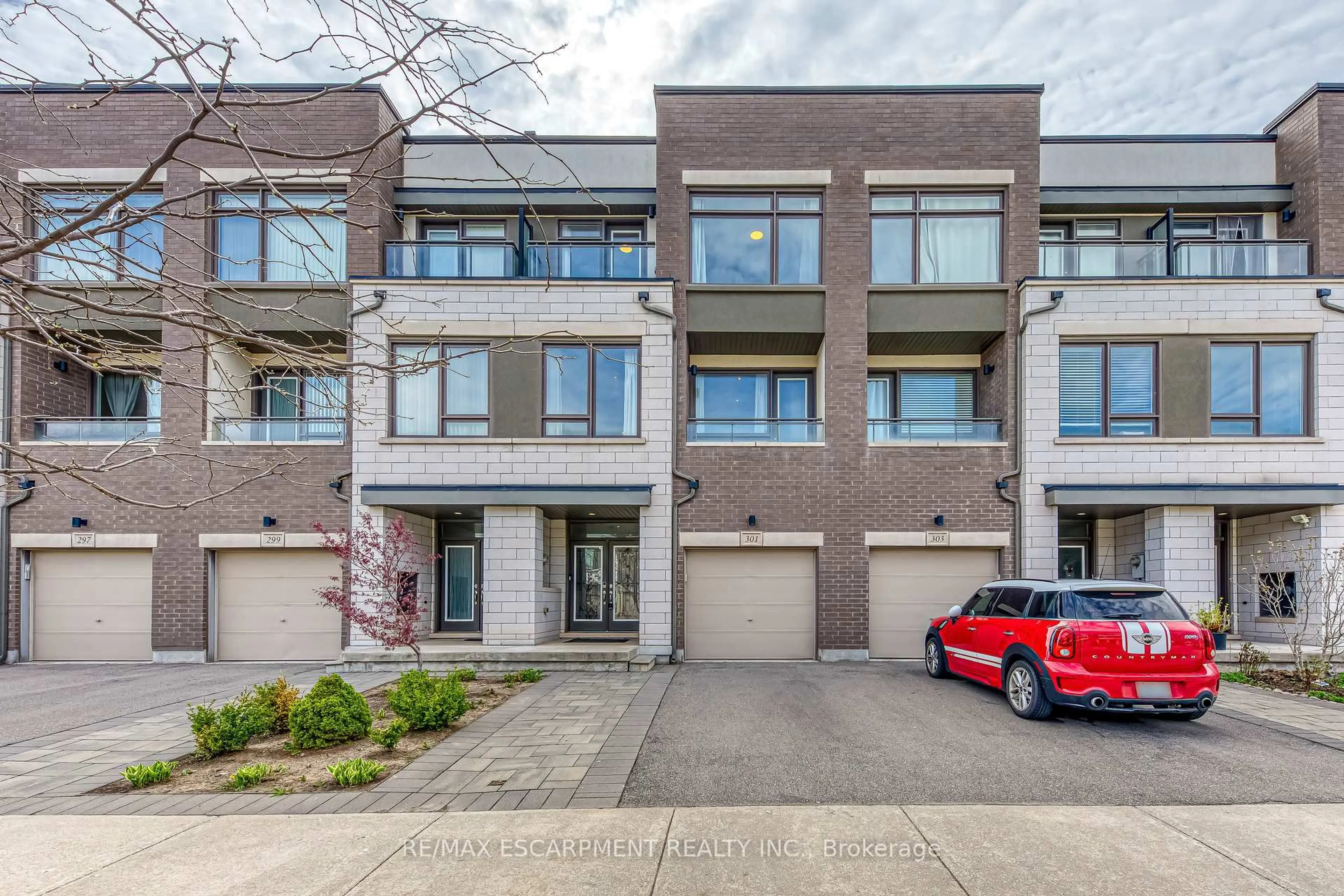 Home with brick exterior material, street for 301 Squire Cres, Oakville Ontario L6H 0L8