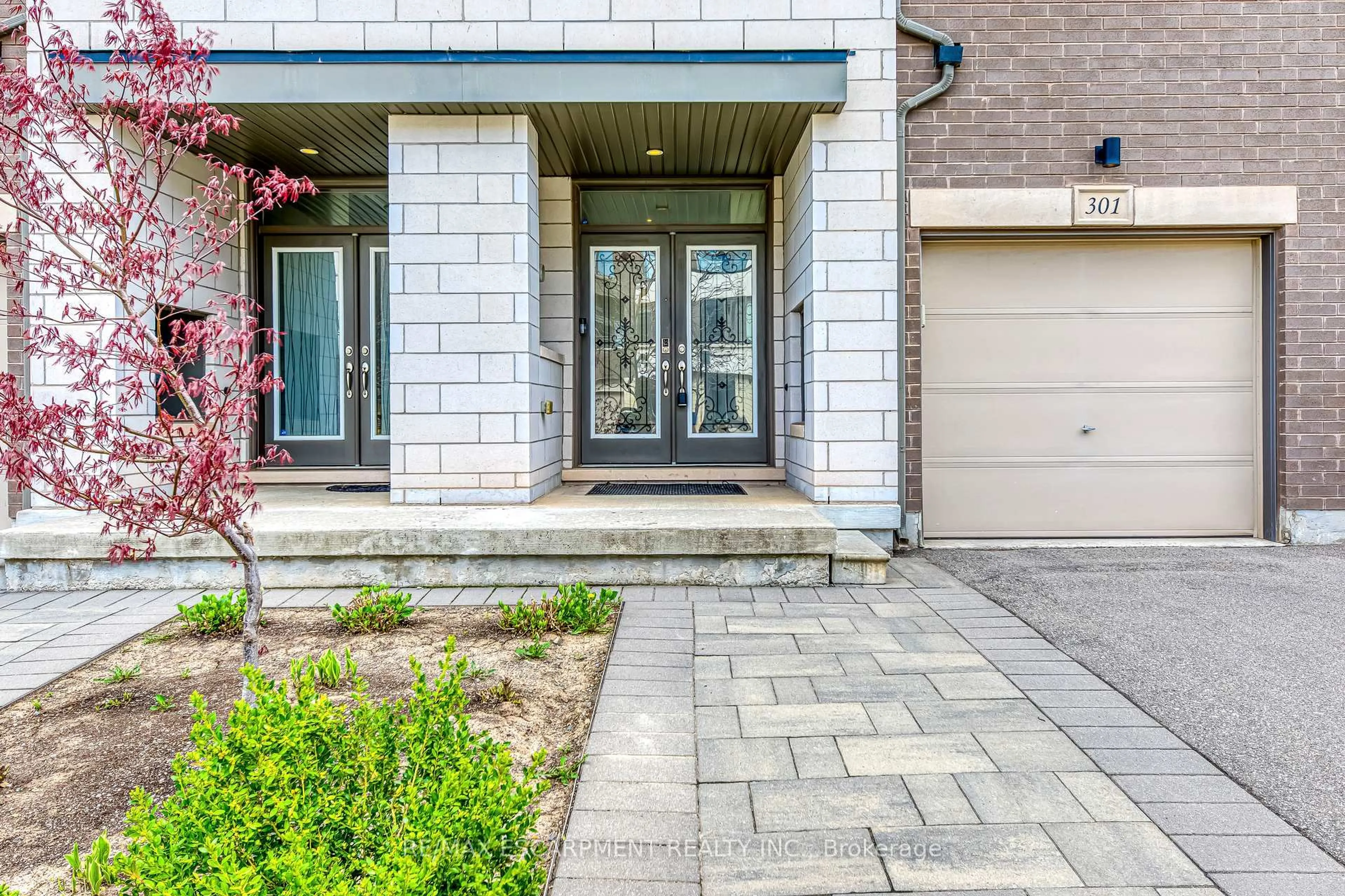 Home with brick exterior material, street for 301 Squire Cres, Oakville Ontario L6H 0L8
