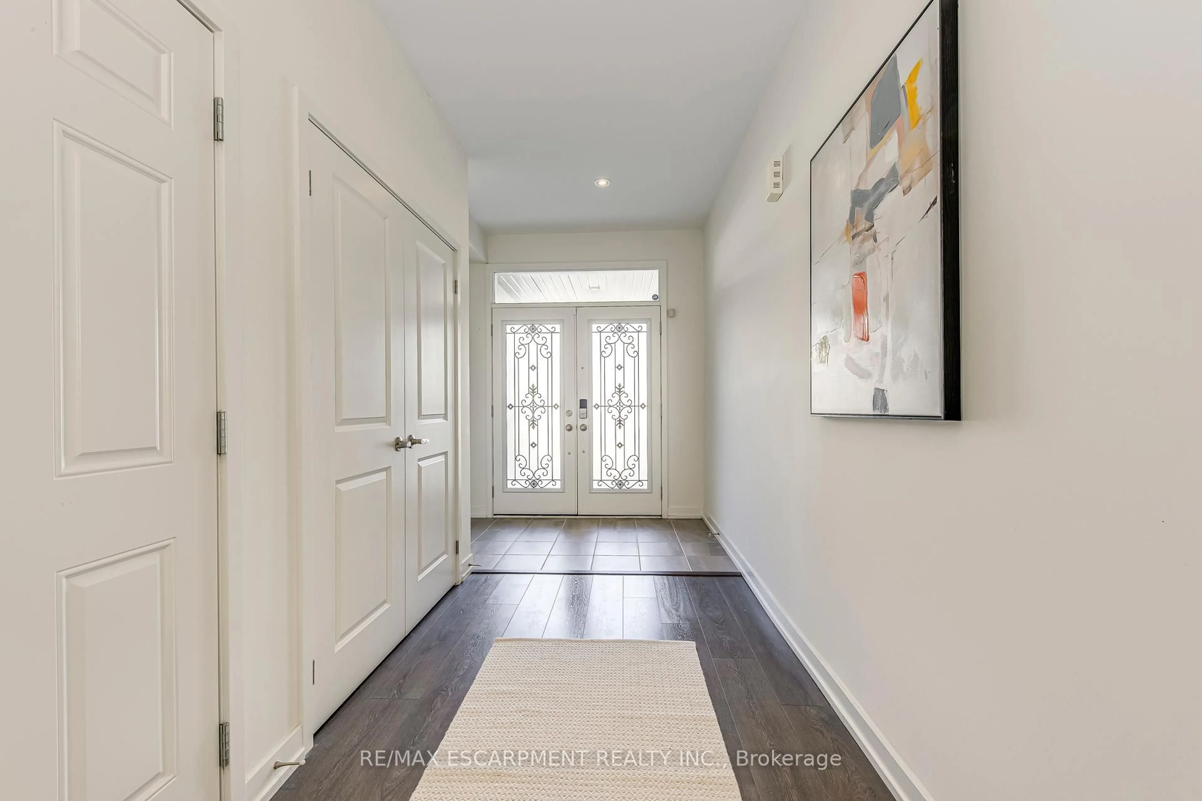 Indoor entryway for 301 Squire Cres, Oakville Ontario L6H 0L8