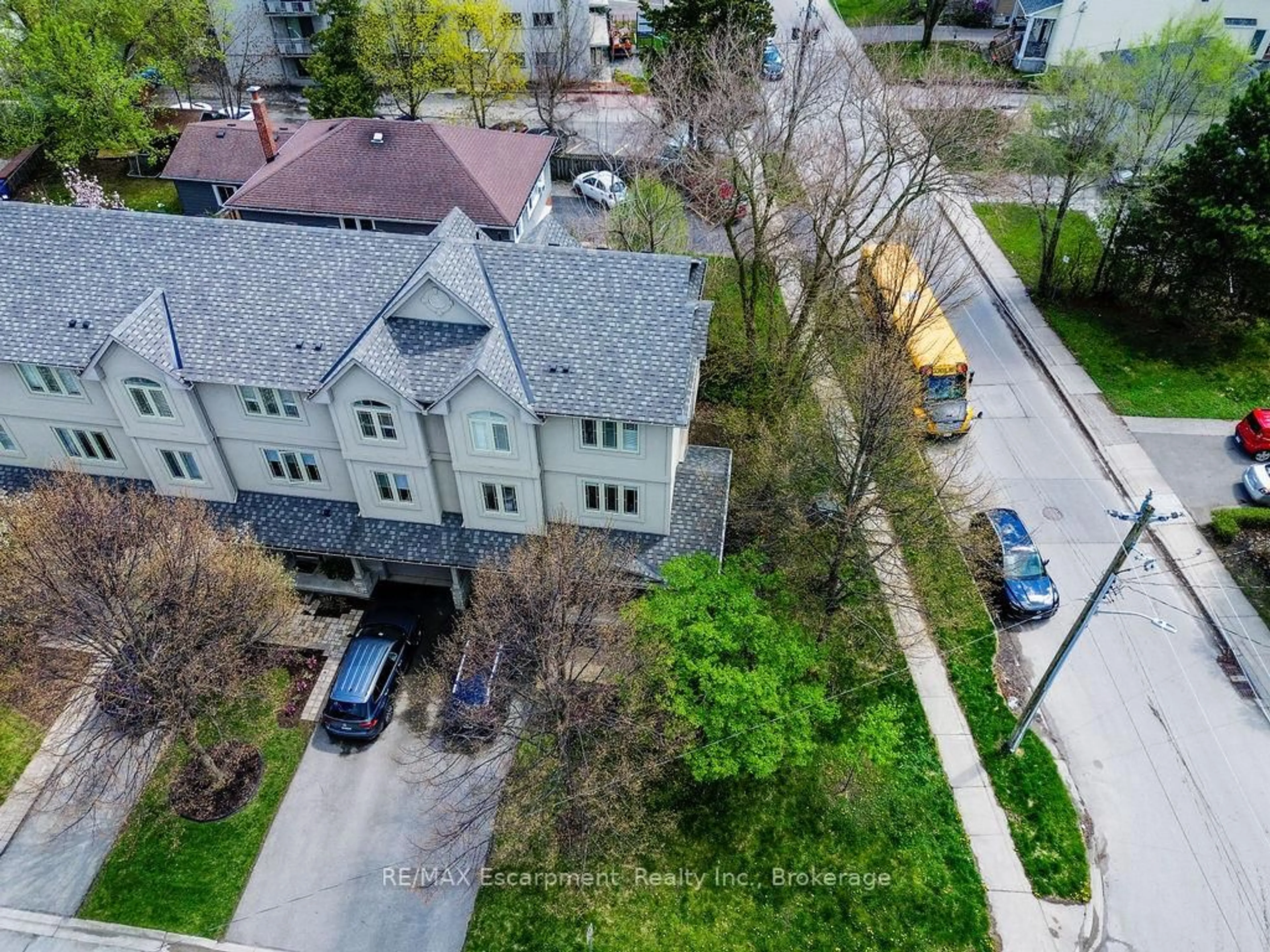 A pic from outside/outdoor area/front of a property/back of a property/a pic from drone, unknown for 2430 Second St, Burlington Ontario L7R 3K1