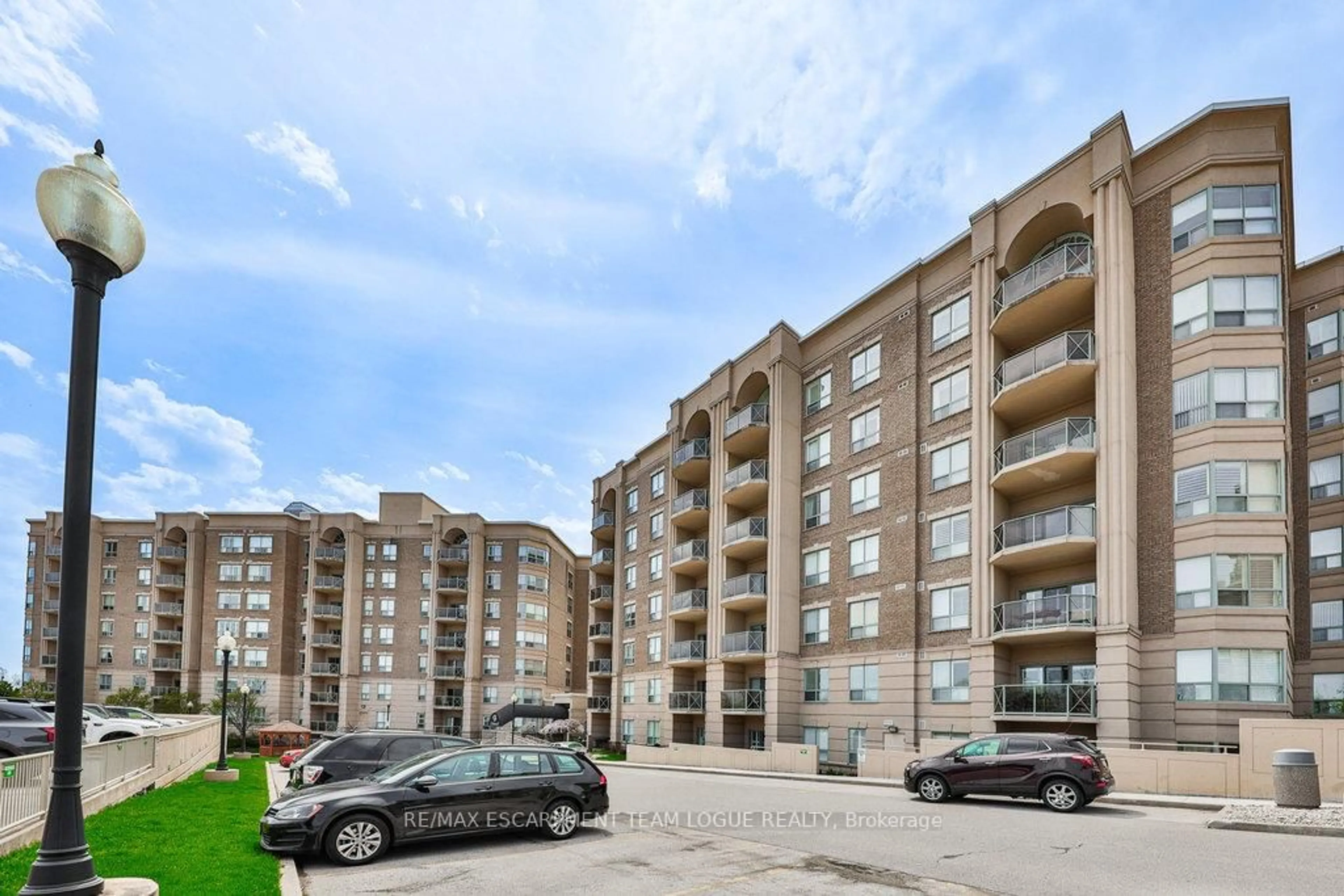 Patio, street for 2085 Amherst Heights Dr #PH705, Burlington Ontario L7P 5C2