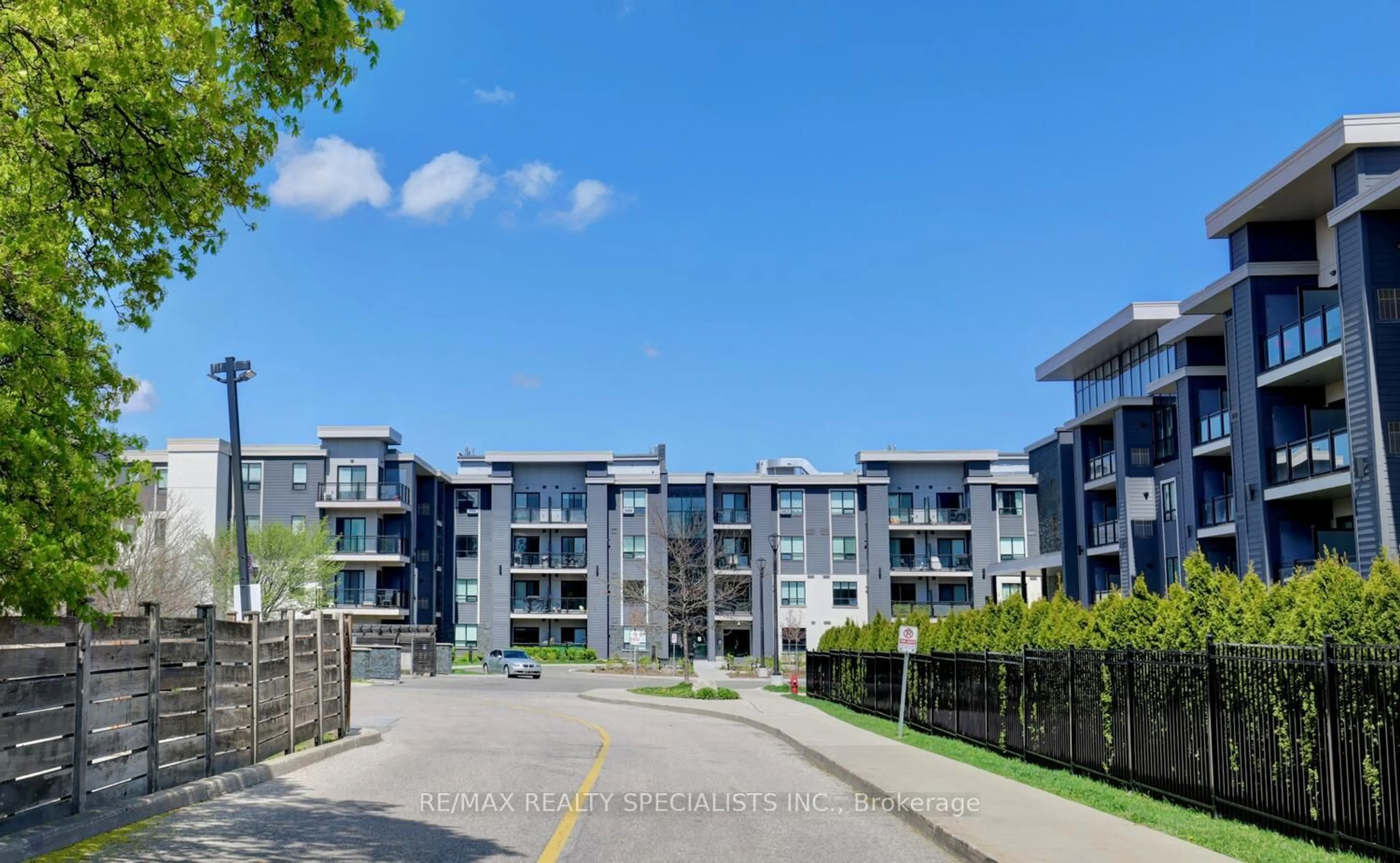 A pic from outside/outdoor area/front of a property/back of a property/a pic from drone, unknown for 3170 Erin Mills Pkwy #122, Mississauga Ontario L5L 0B6