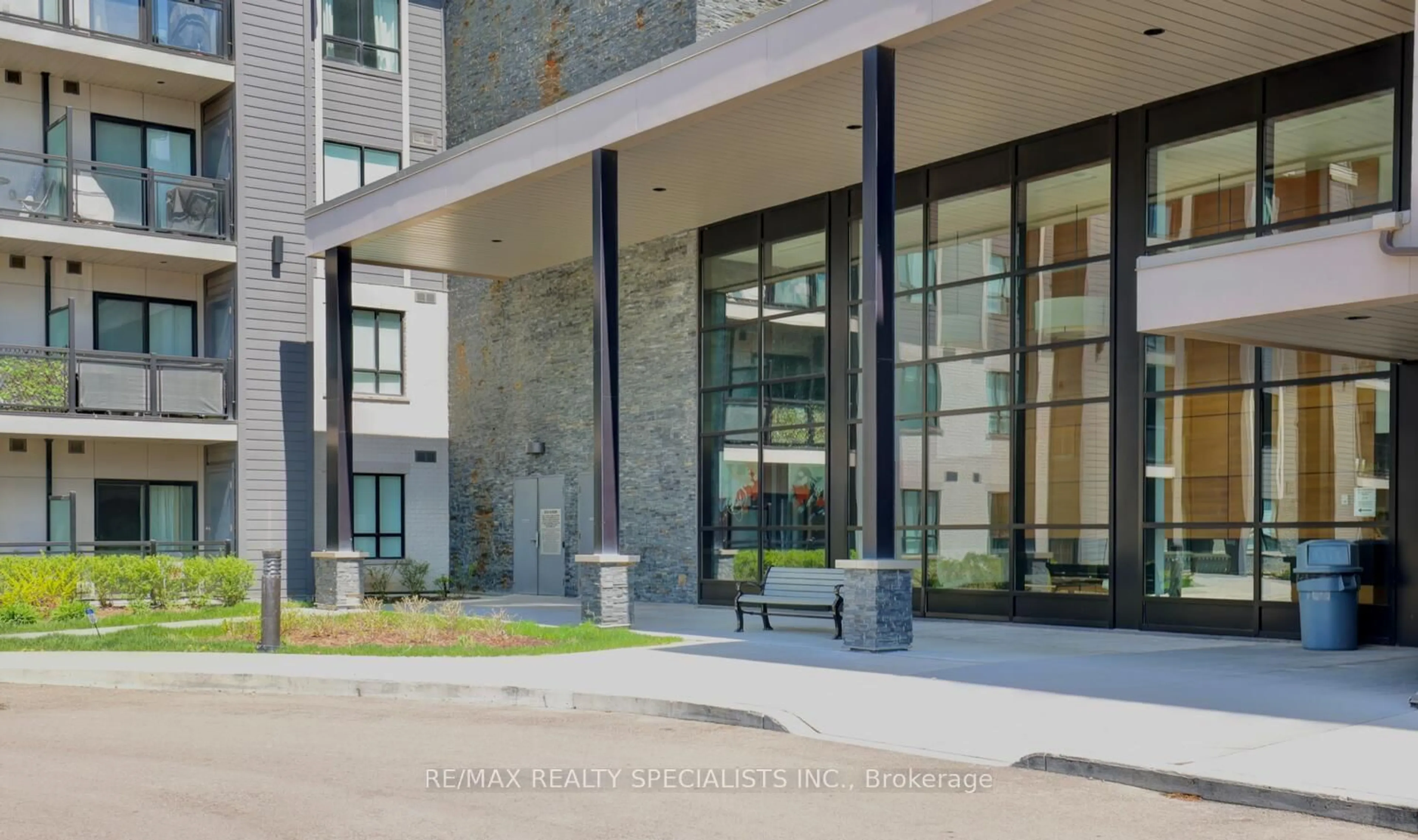 Indoor foyer for 3170 Erin Mills Pkwy #122, Mississauga Ontario L5L 0B6