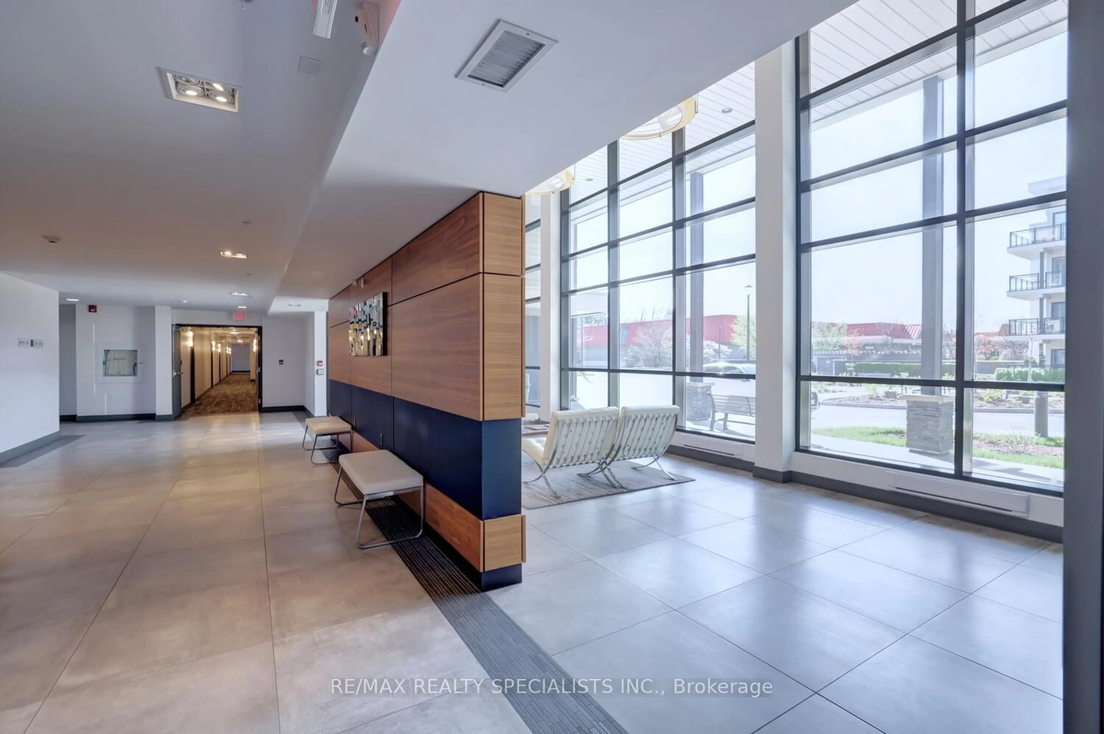 Indoor foyer for 3170 Erin Mills Pkwy #122, Mississauga Ontario L5L 0B6