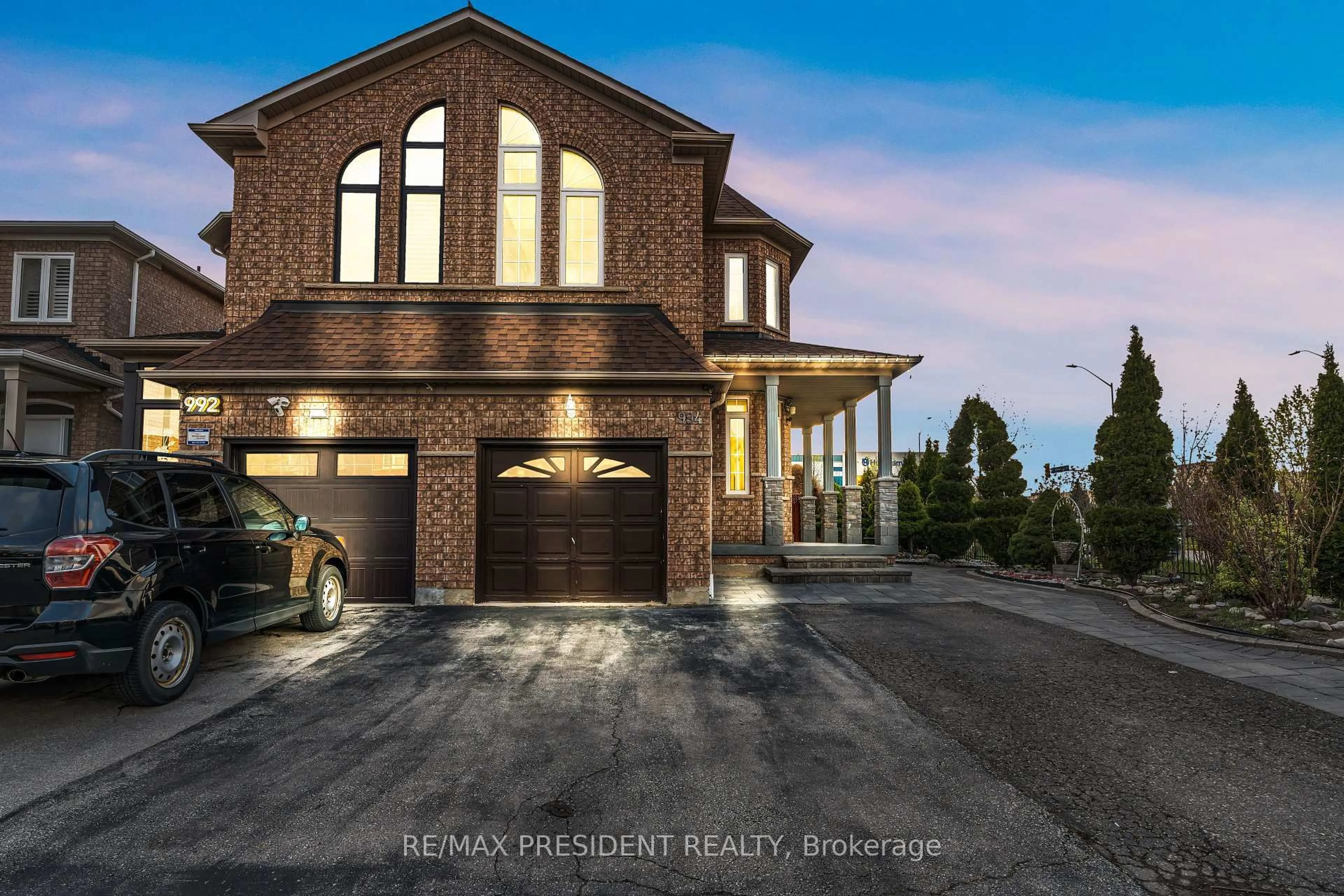 Home with brick exterior material, street for 994 Ledbury Cres, Mississauga Ontario L5V 2P7