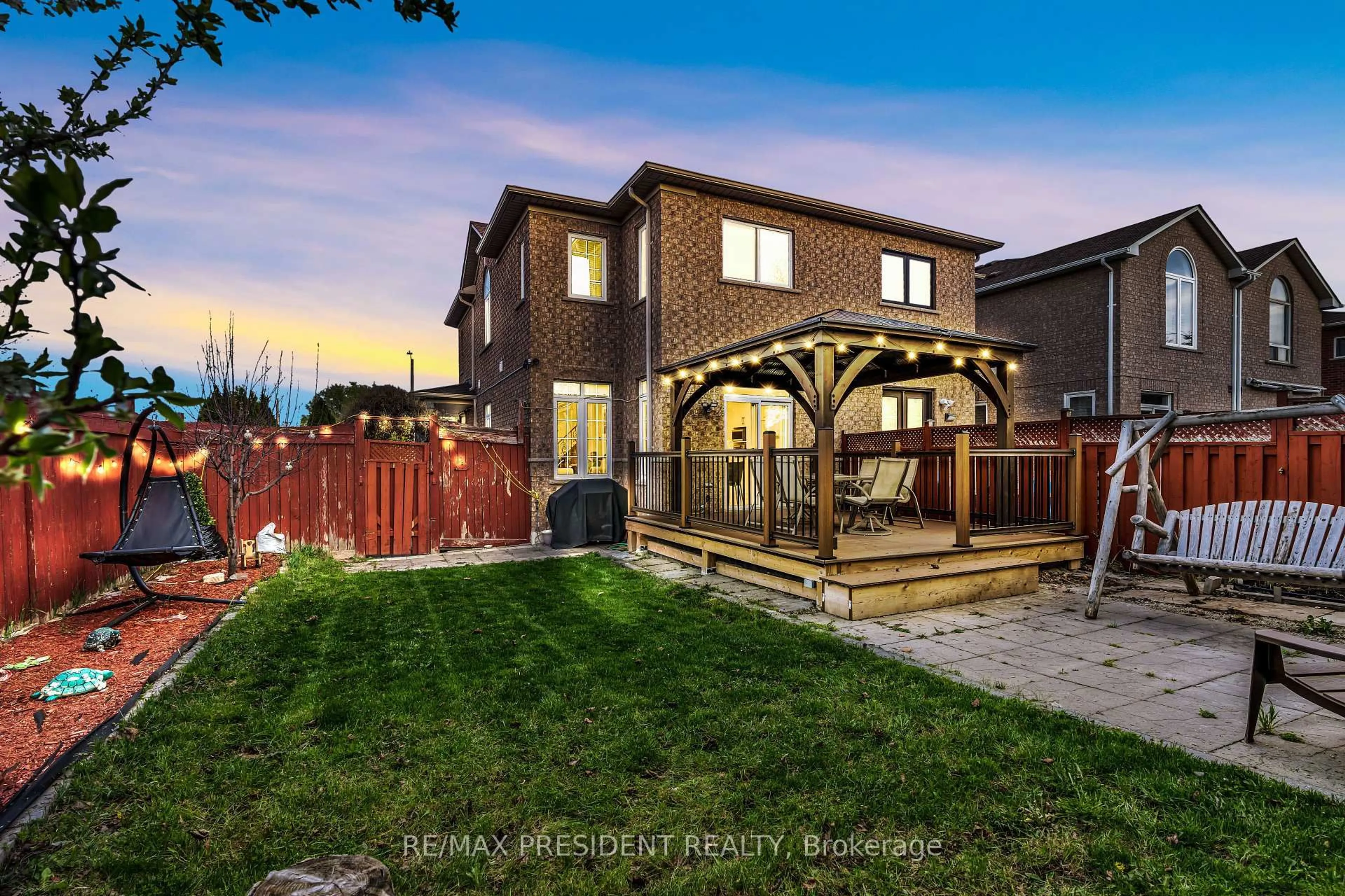 Patio, street for 994 Ledbury Cres, Mississauga Ontario L5V 2P7