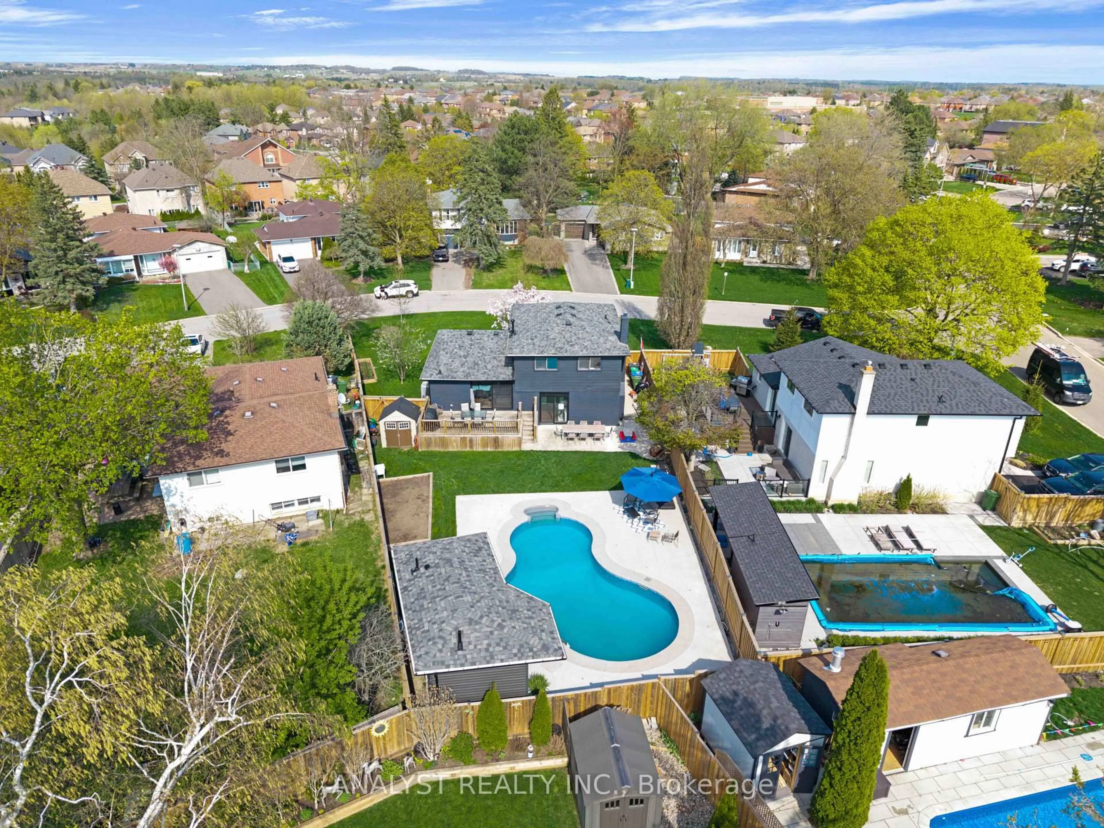 A pic from outside/outdoor area/front of a property/back of a property/a pic from drone, unknown for 285 Glenwood Cres, Caledon Ontario L7E 1Z5