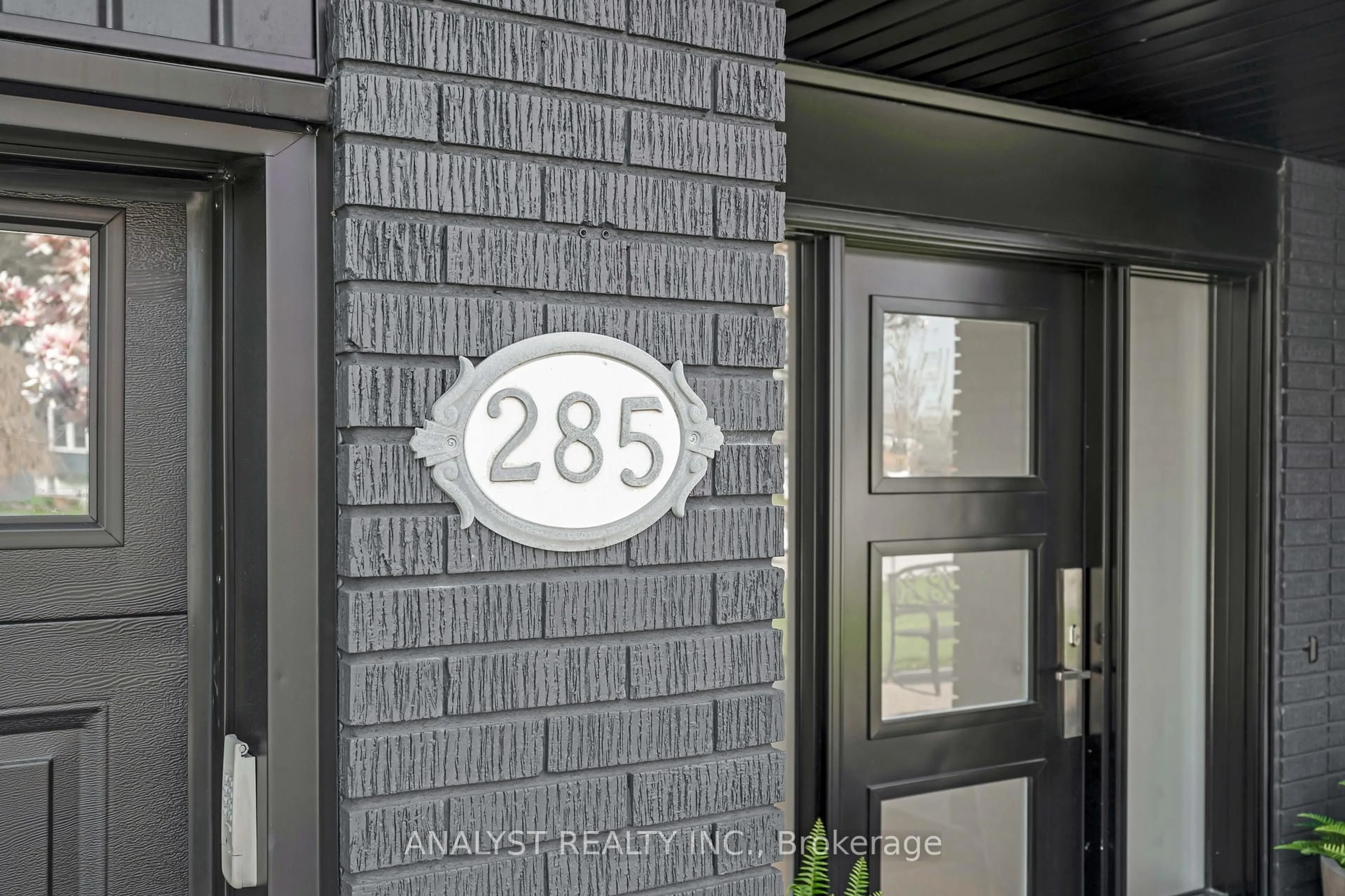 Indoor entryway for 285 Glenwood Cres, Caledon Ontario L7E 1Z5