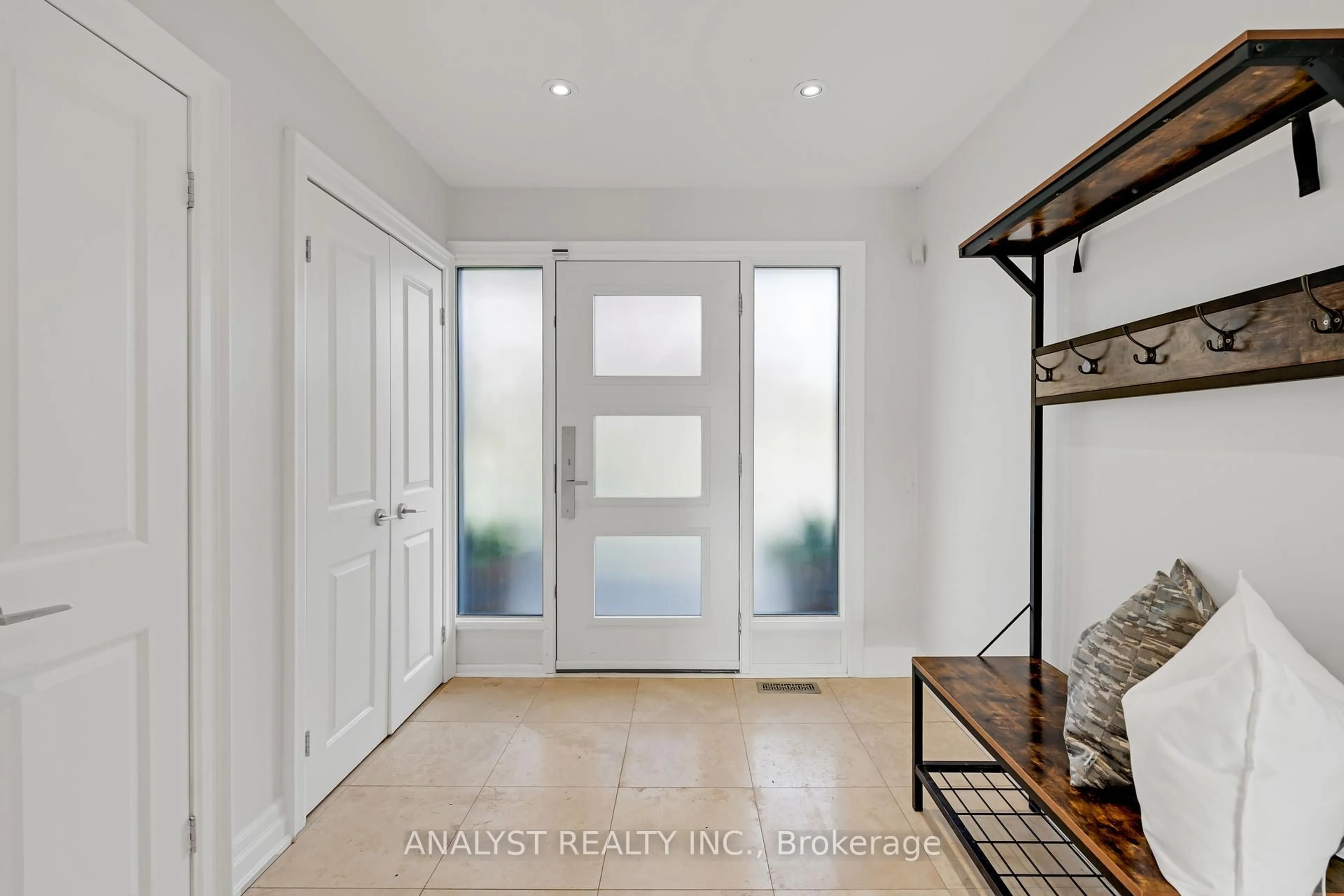Indoor entryway for 285 Glenwood Cres, Caledon Ontario L7E 1Z5