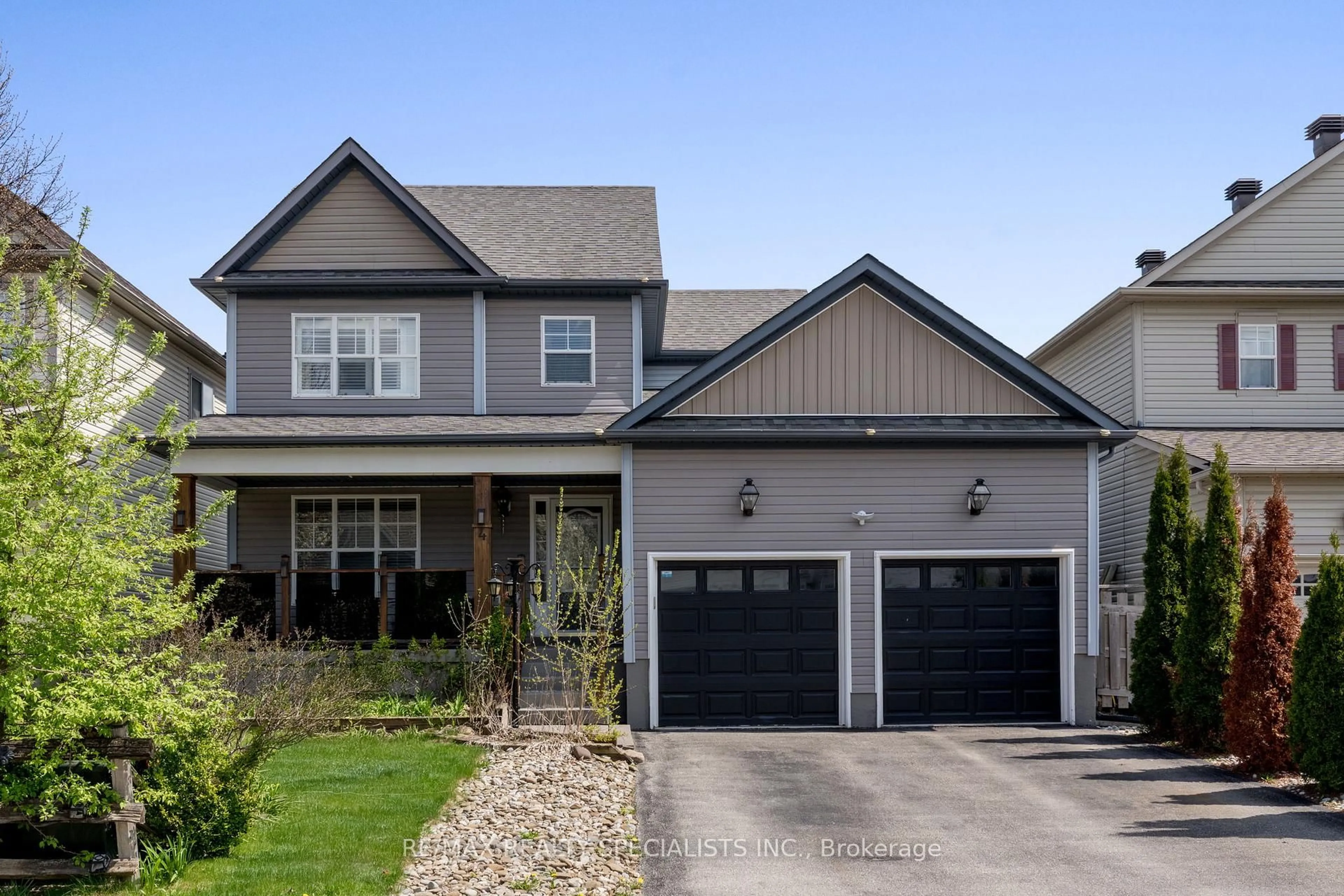Home with vinyl exterior material, street for 4 Bonnette St, Halton Hills Ontario L7J 2Z9