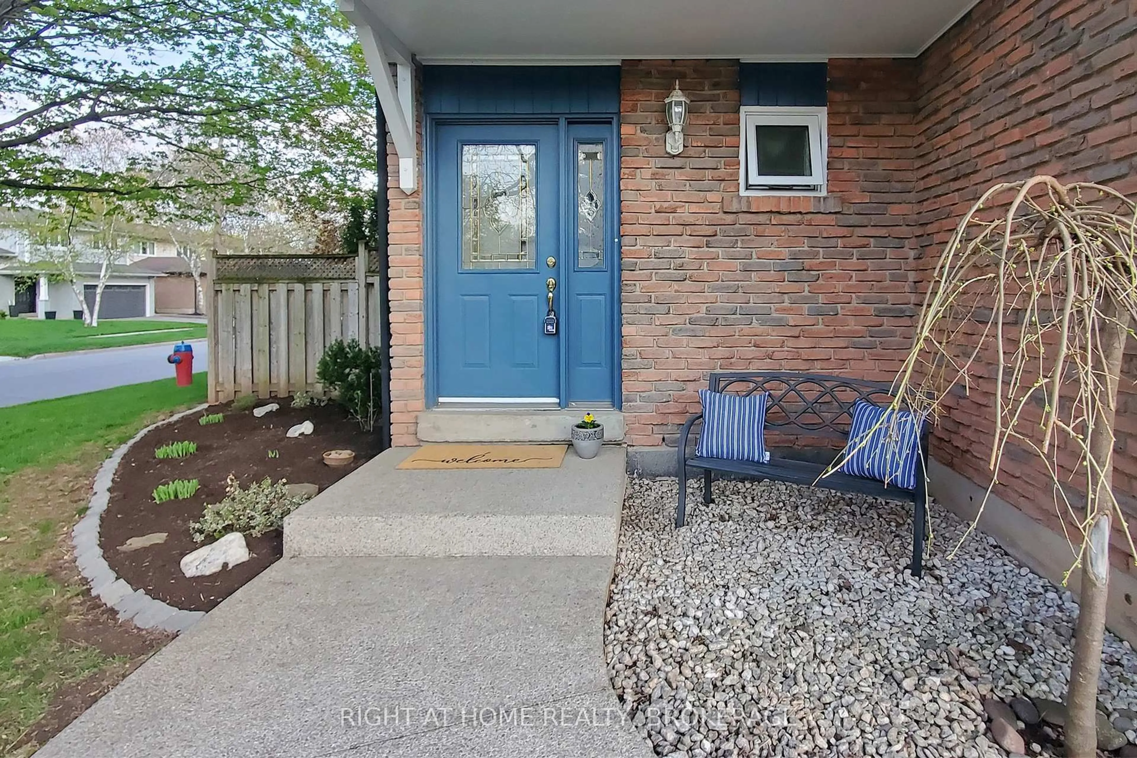 Indoor entryway for 496 Tipperton Cres, Oakville Ontario L6L 5C9