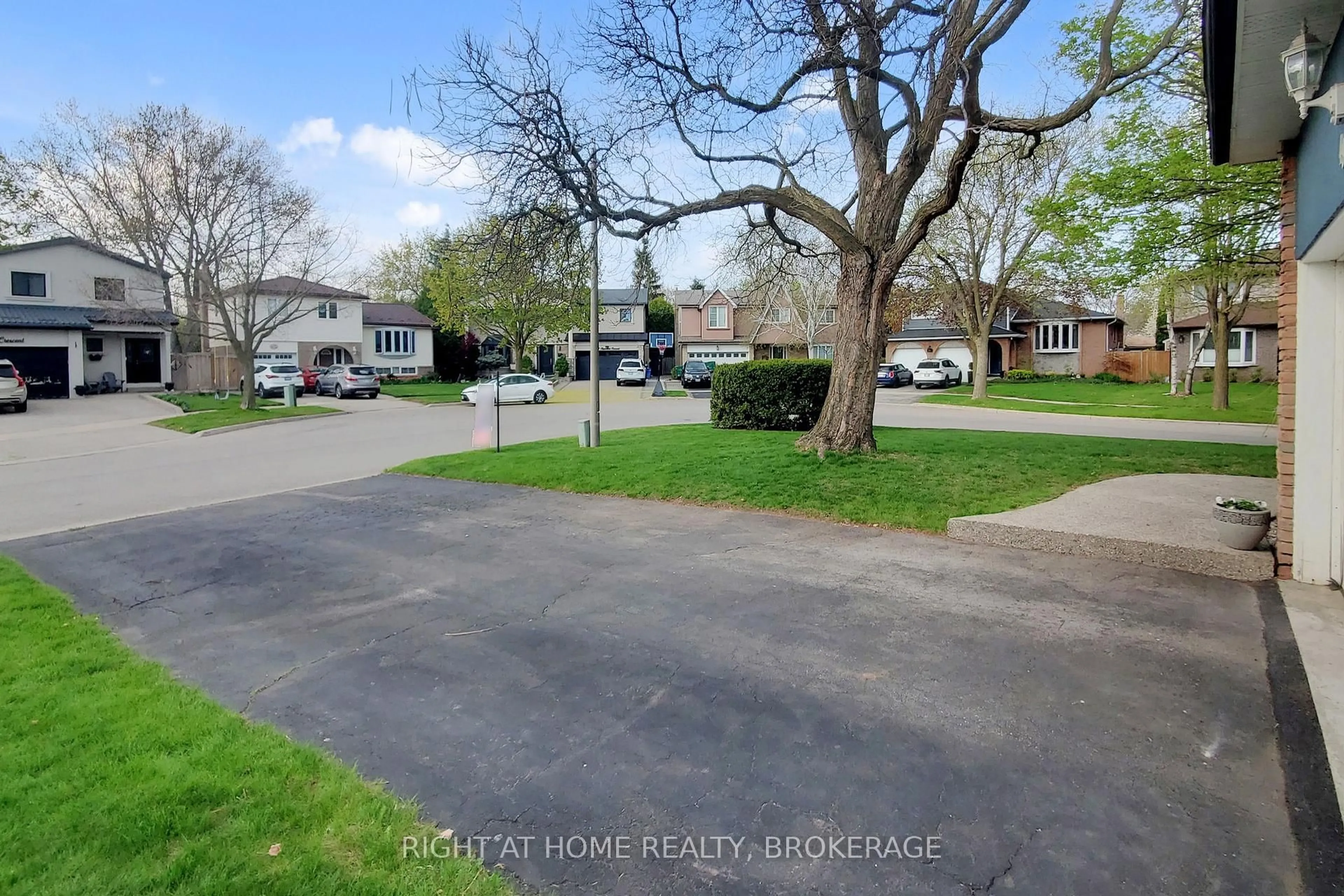 A pic from outside/outdoor area/front of a property/back of a property/a pic from drone, street for 496 Tipperton Cres, Oakville Ontario L6L 5C9