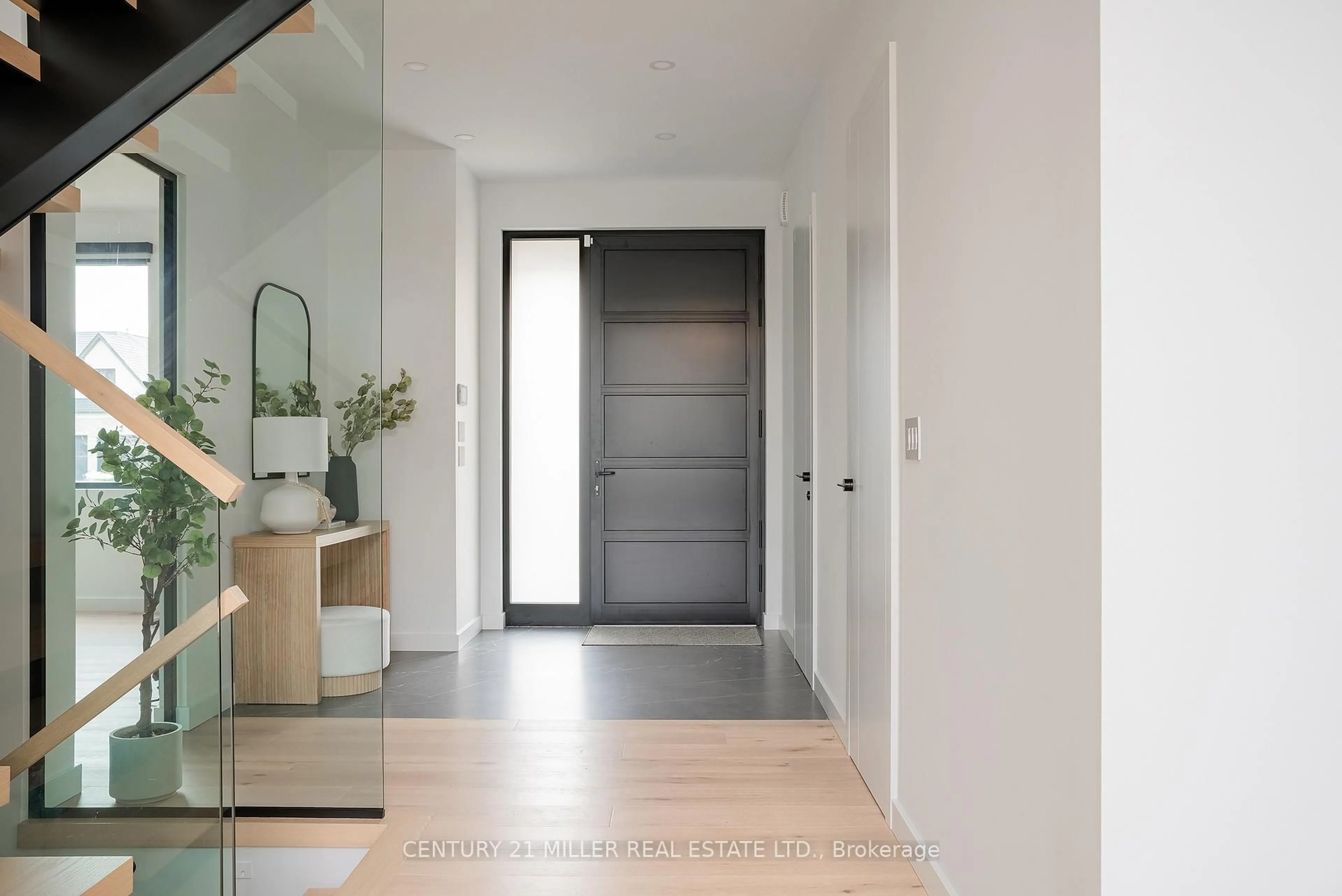 Indoor entryway for 401 Sandlewood Rd, Oakville Ontario L6L 3S1