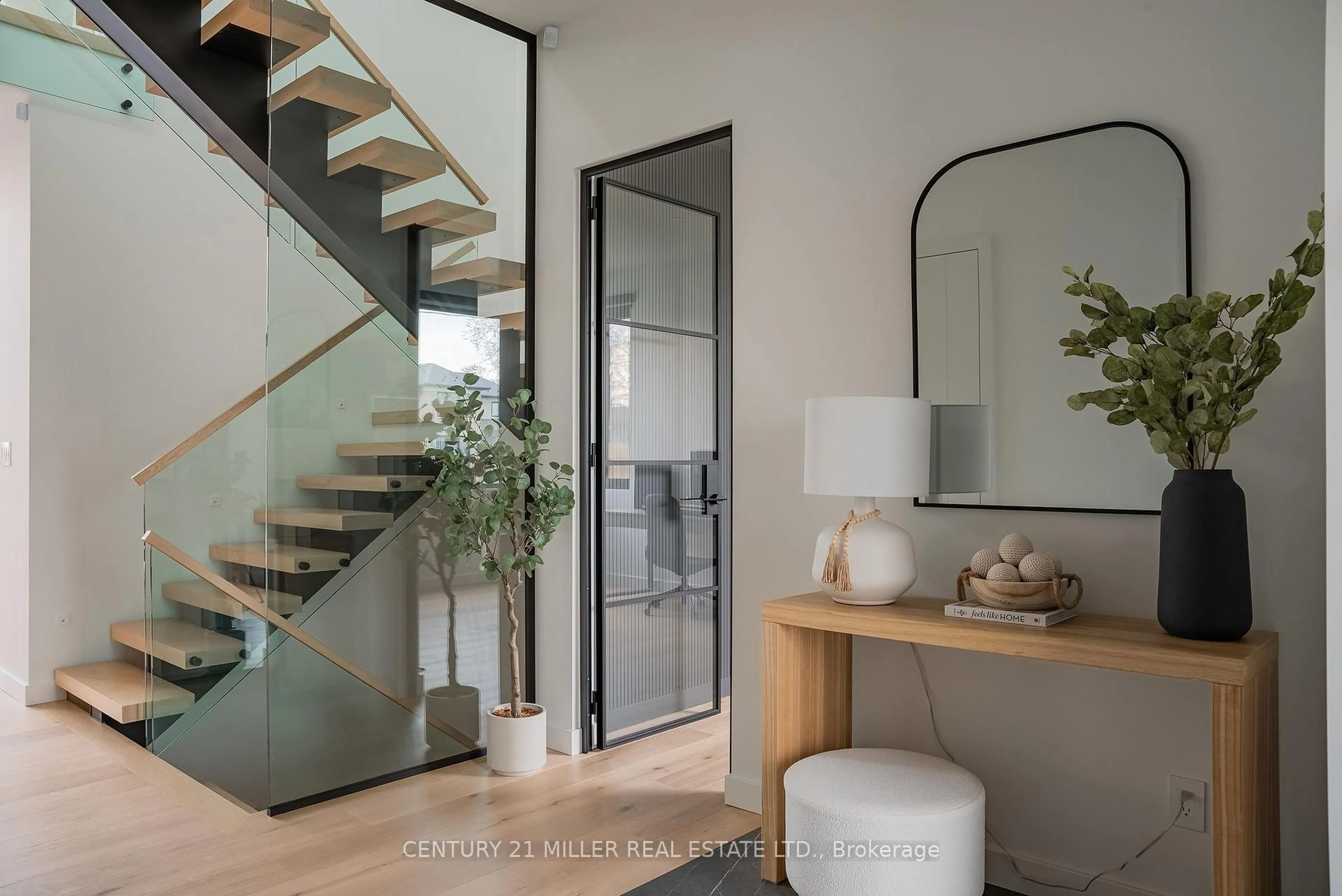 Indoor entryway for 401 Sandlewood Rd, Oakville Ontario L6L 3S1