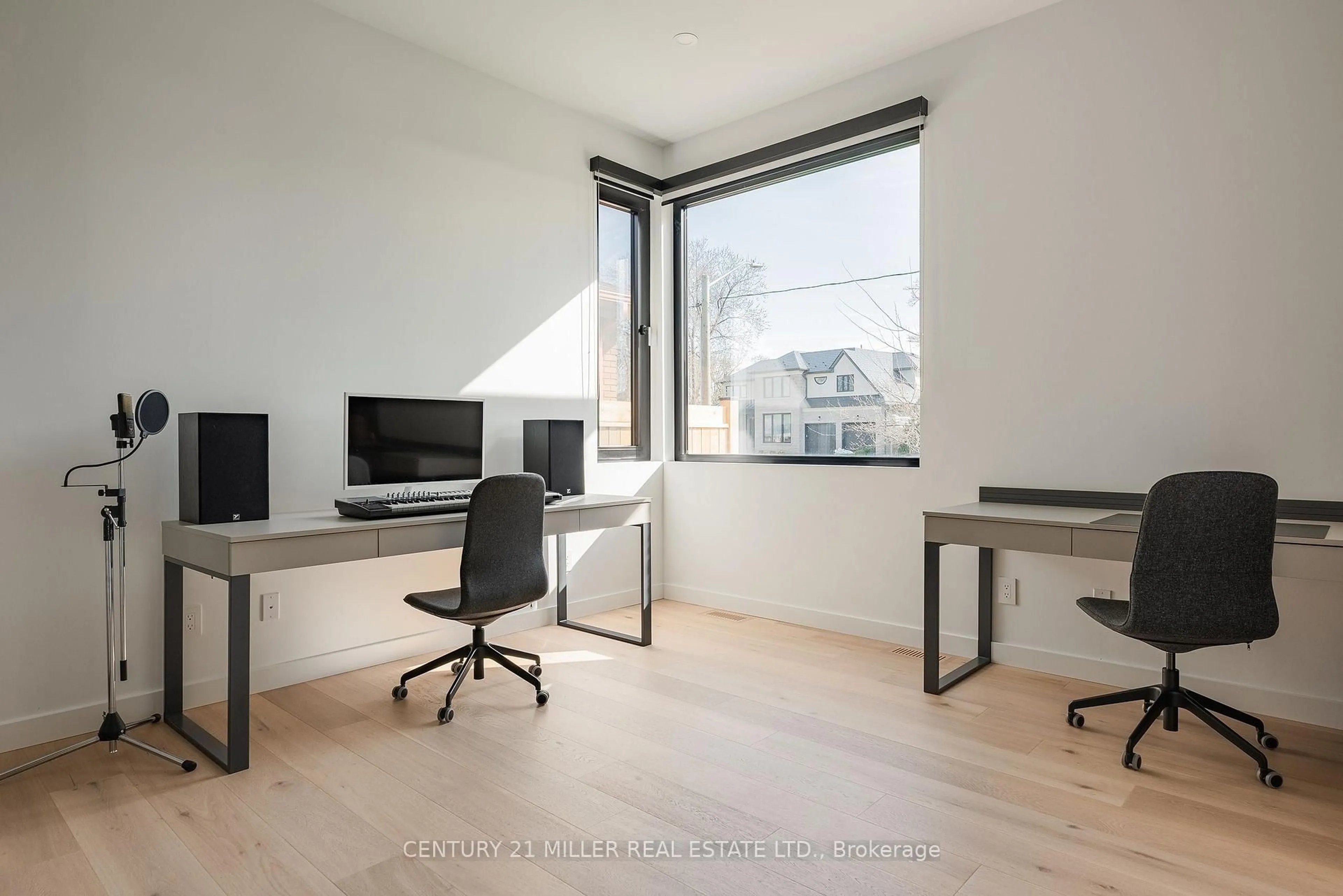A pic of a room for 401 Sandlewood Rd, Oakville Ontario L6L 3S1