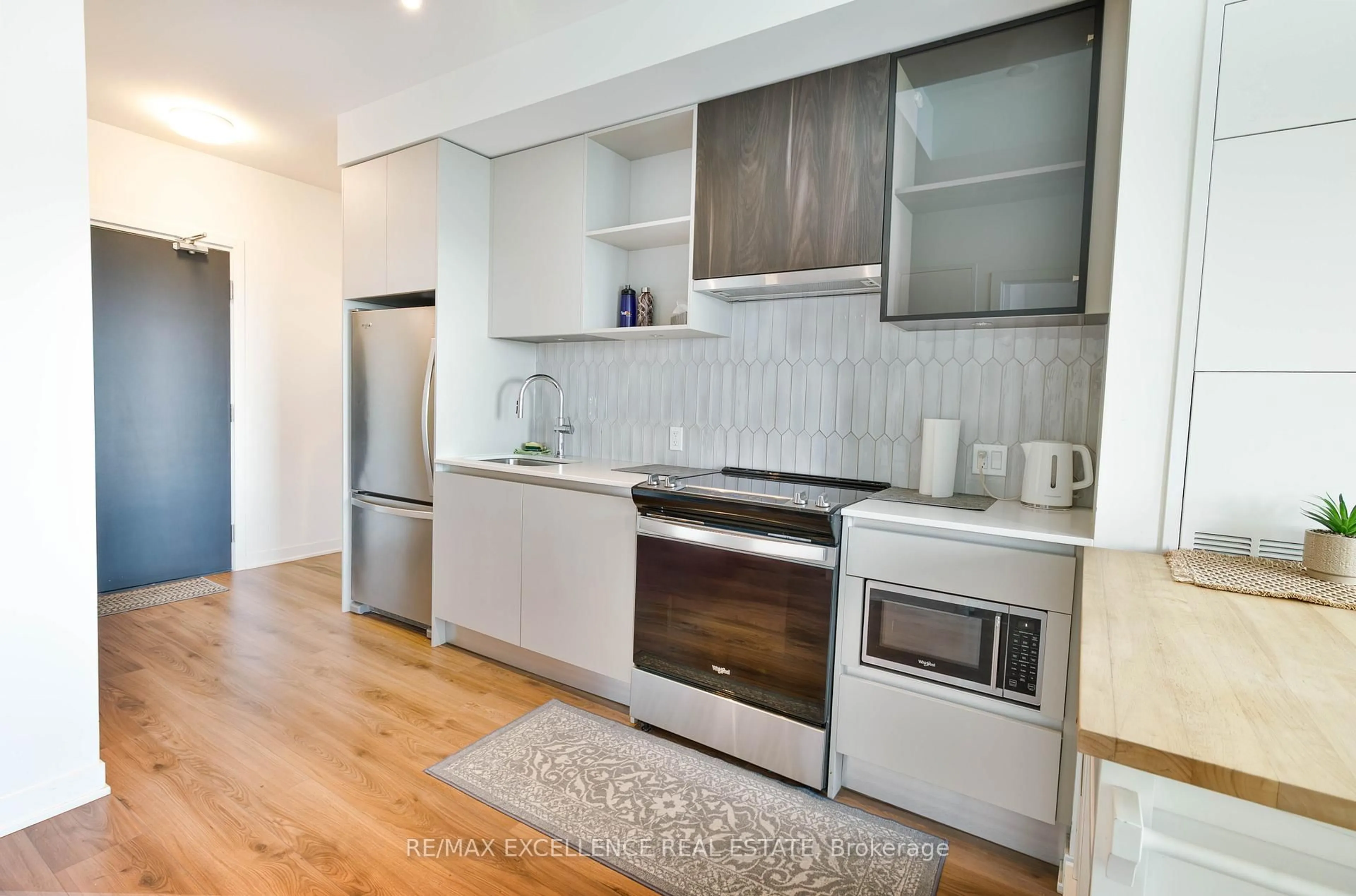 Standard kitchen, unknown for 405 Dundas St #503, Oakville Ontario L6M 4M2
