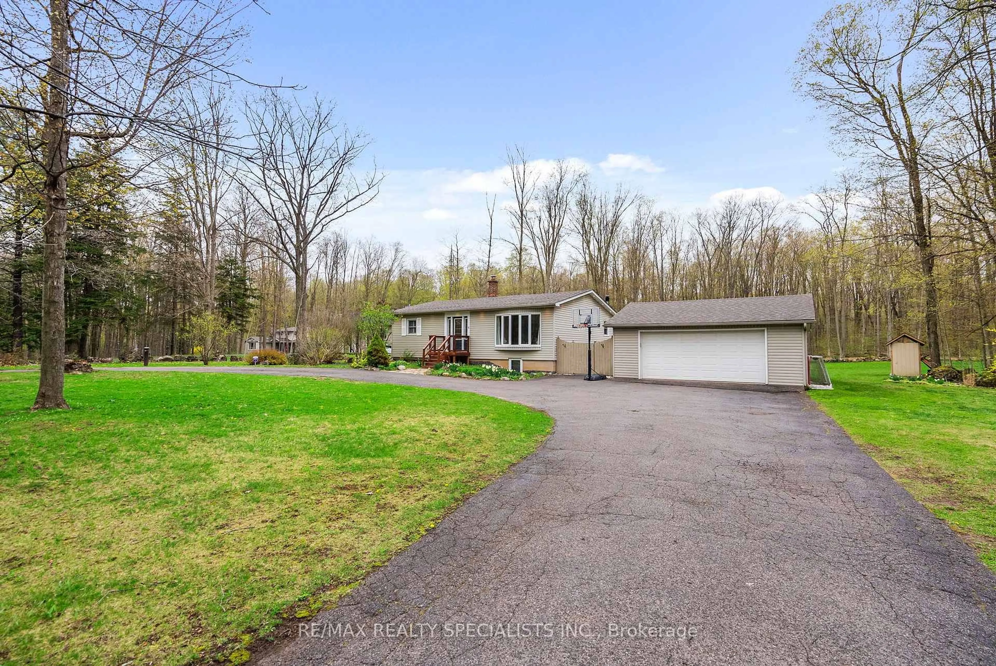 A pic from outside/outdoor area/front of a property/back of a property/a pic from drone, unknown for 3124 Limestone Rd, Milton Ontario L0P 1B0