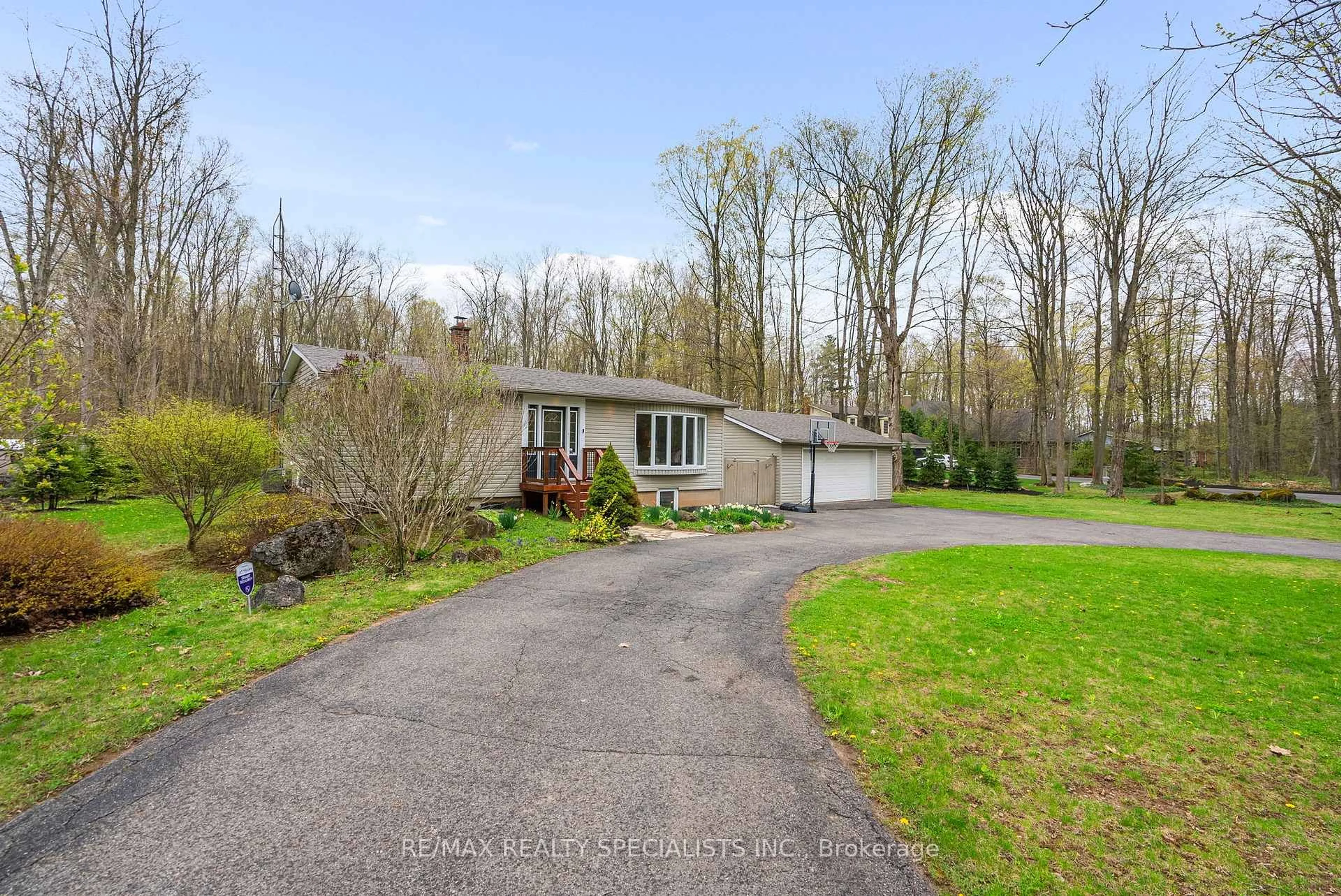 A pic from outside/outdoor area/front of a property/back of a property/a pic from drone, unknown for 3124 Limestone Rd, Milton Ontario L0P 1B0