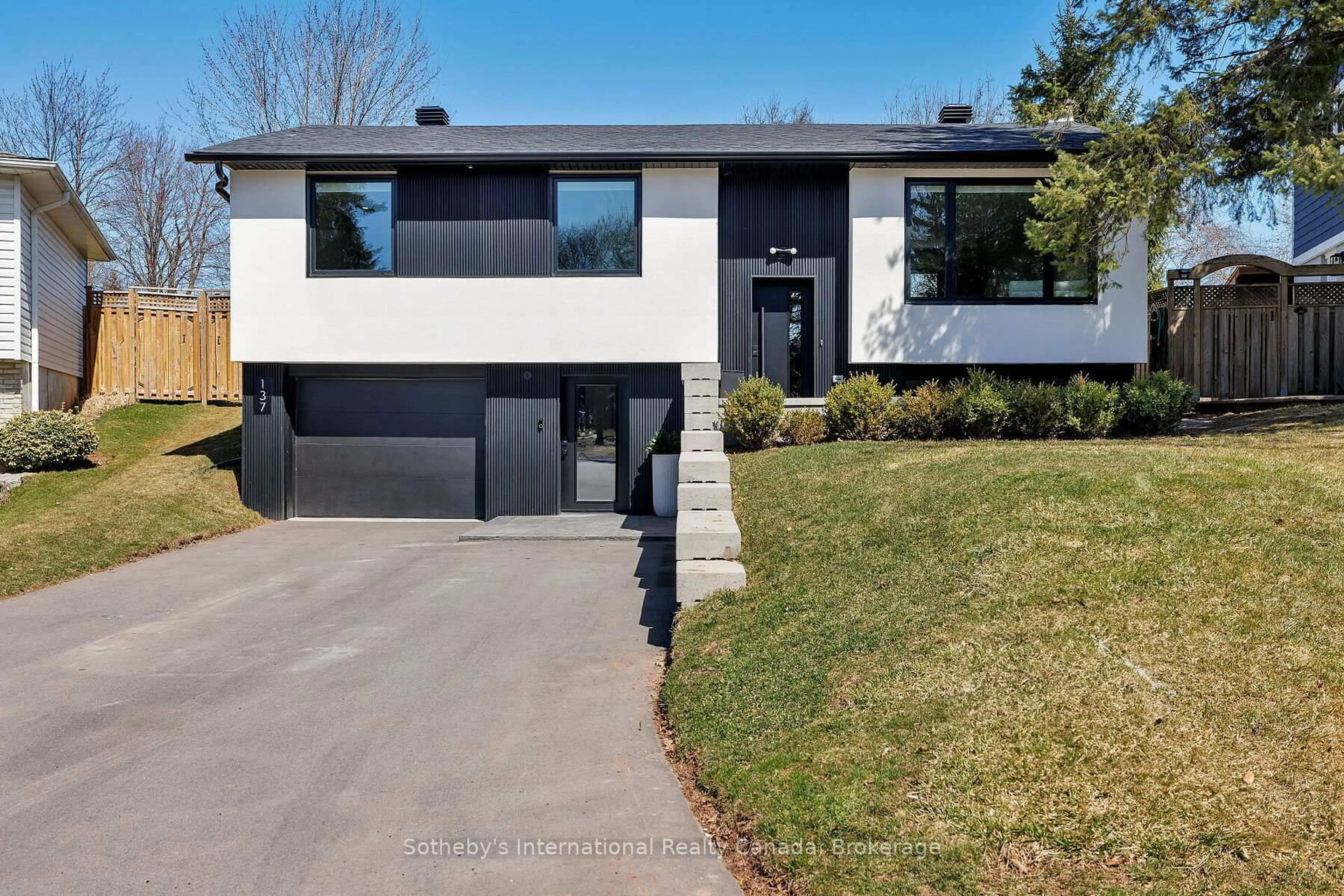 Home with brick exterior material, street for 137 Otter Cres, Oakville Ontario L6H 1E7