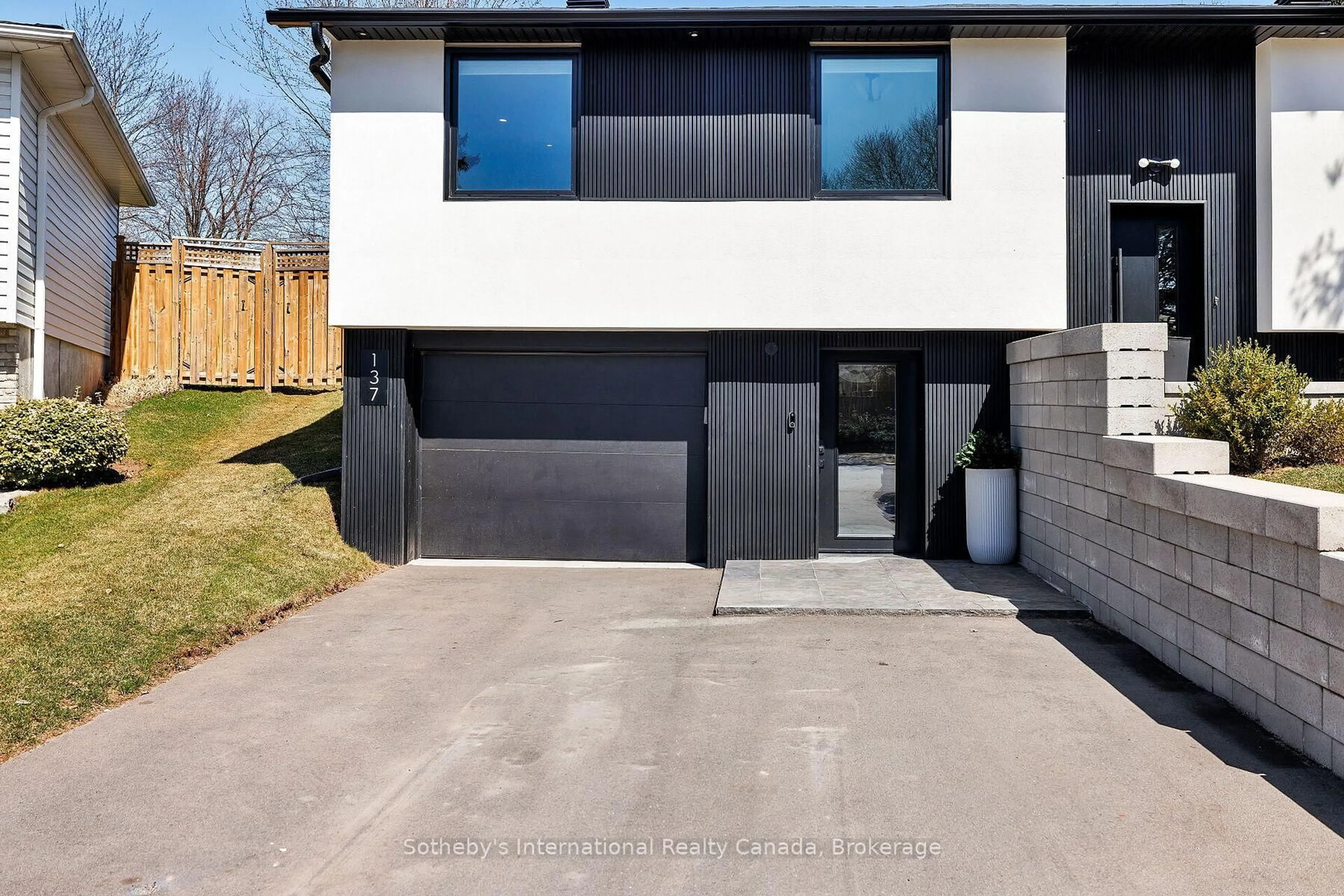 Unknown for 137 Otter Cres, Oakville Ontario L6H 1E7