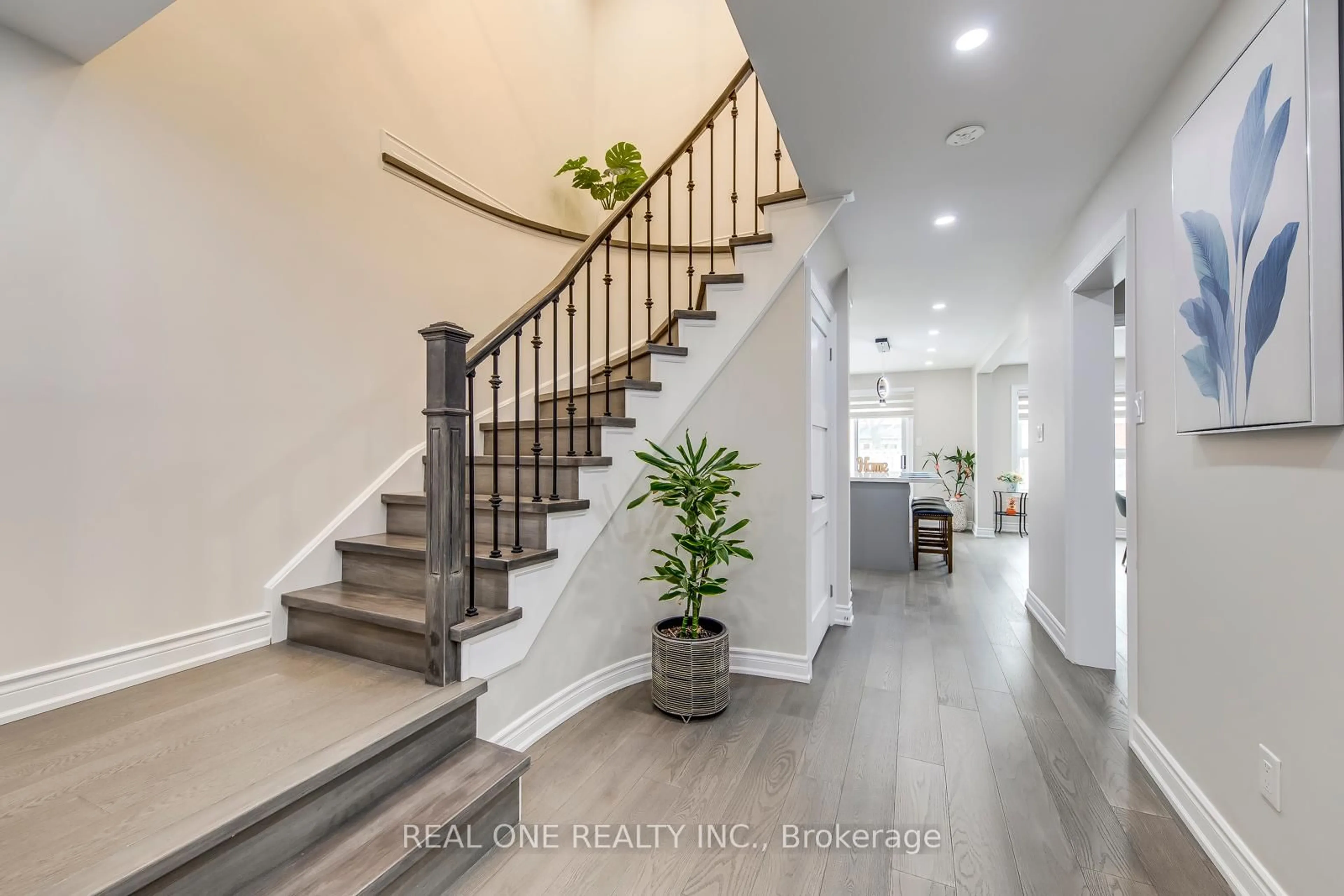 Indoor entryway for 845 Winterton Way, Mississauga Ontario L5V 1Z5