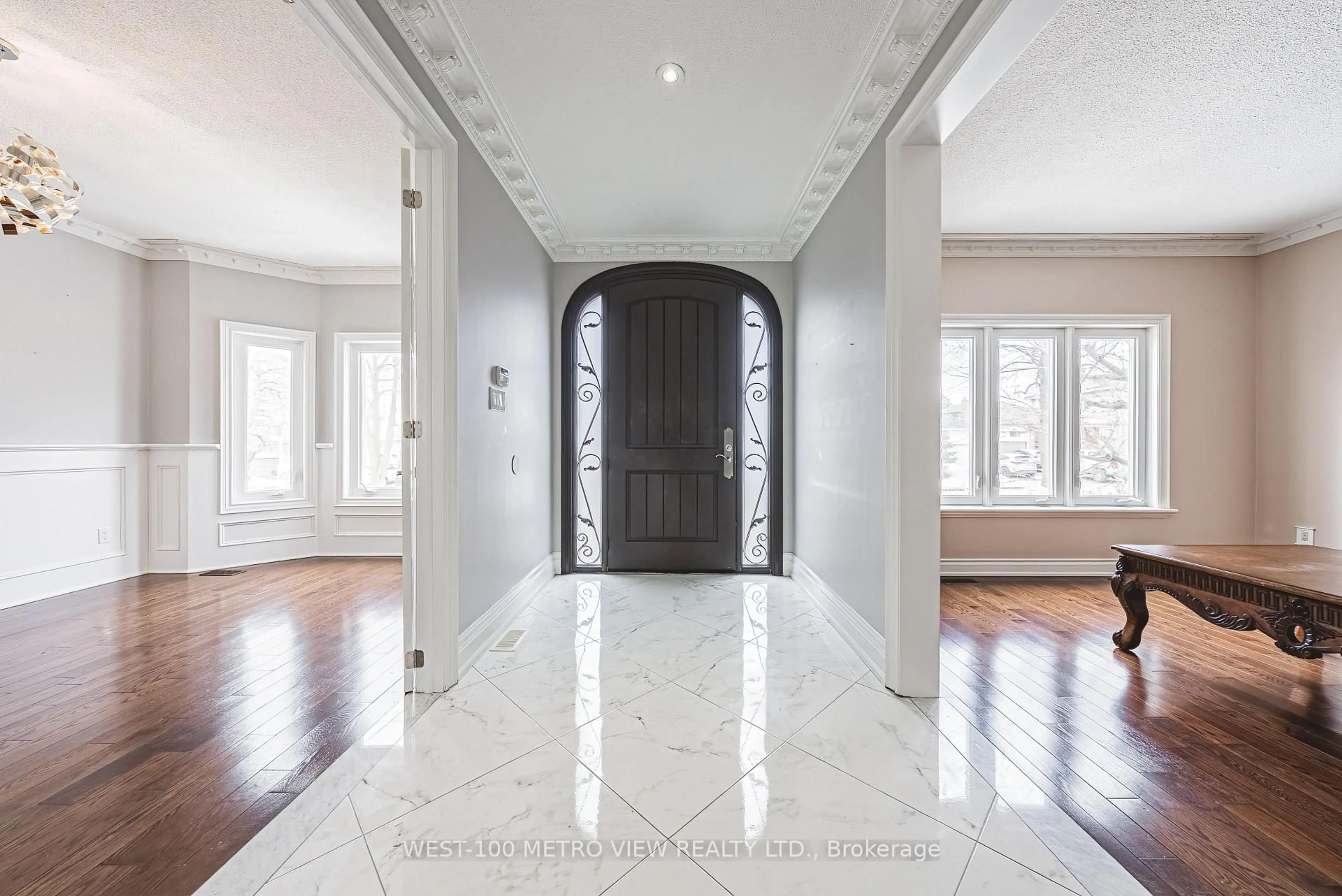 Indoor entryway for 589 Glen Park Ave, Toronto Ontario M6B 2G4