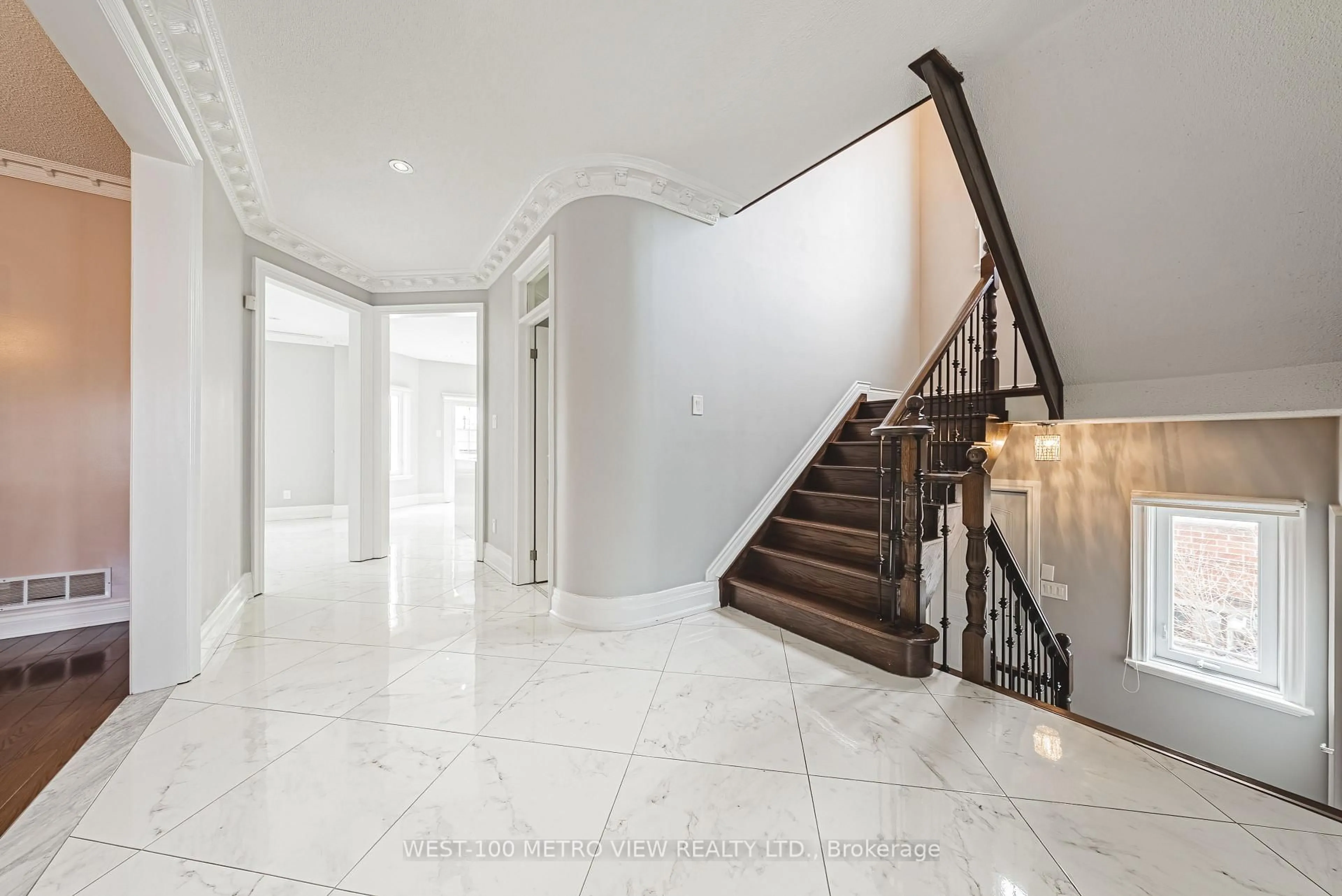 Indoor foyer for 589 Glen Park Ave, Toronto Ontario M6B 2G4